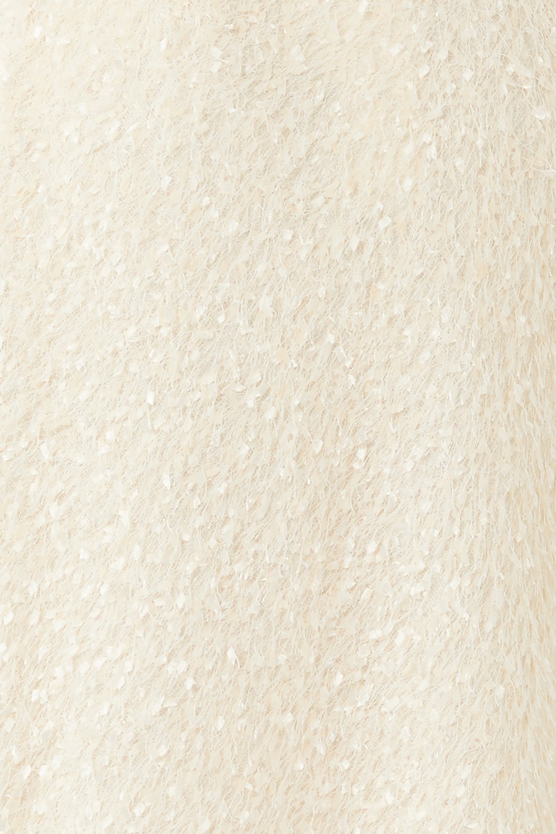 تنورة مزينة بشراشيب وريش