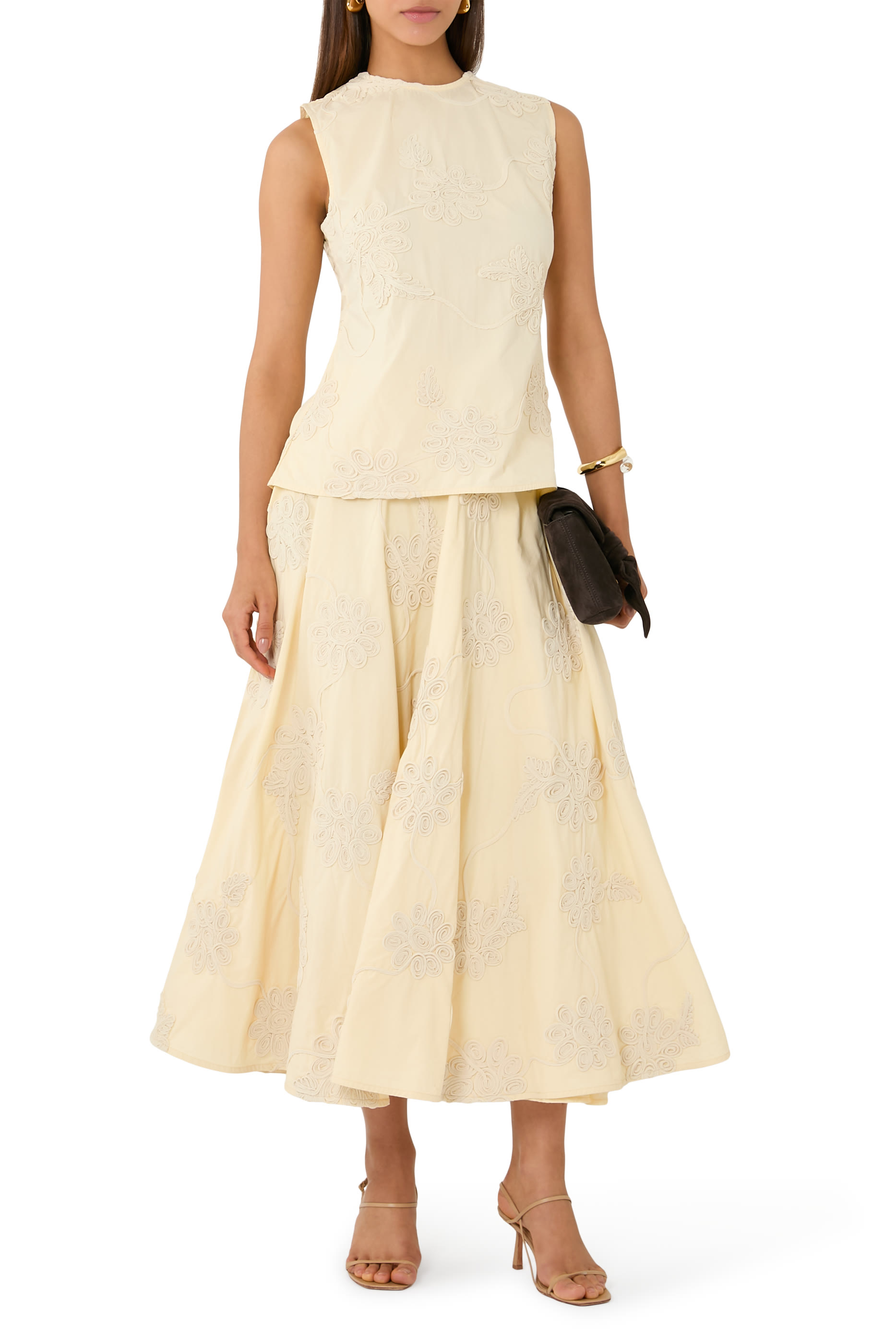 تنورة طويلة بتطريزات زهور