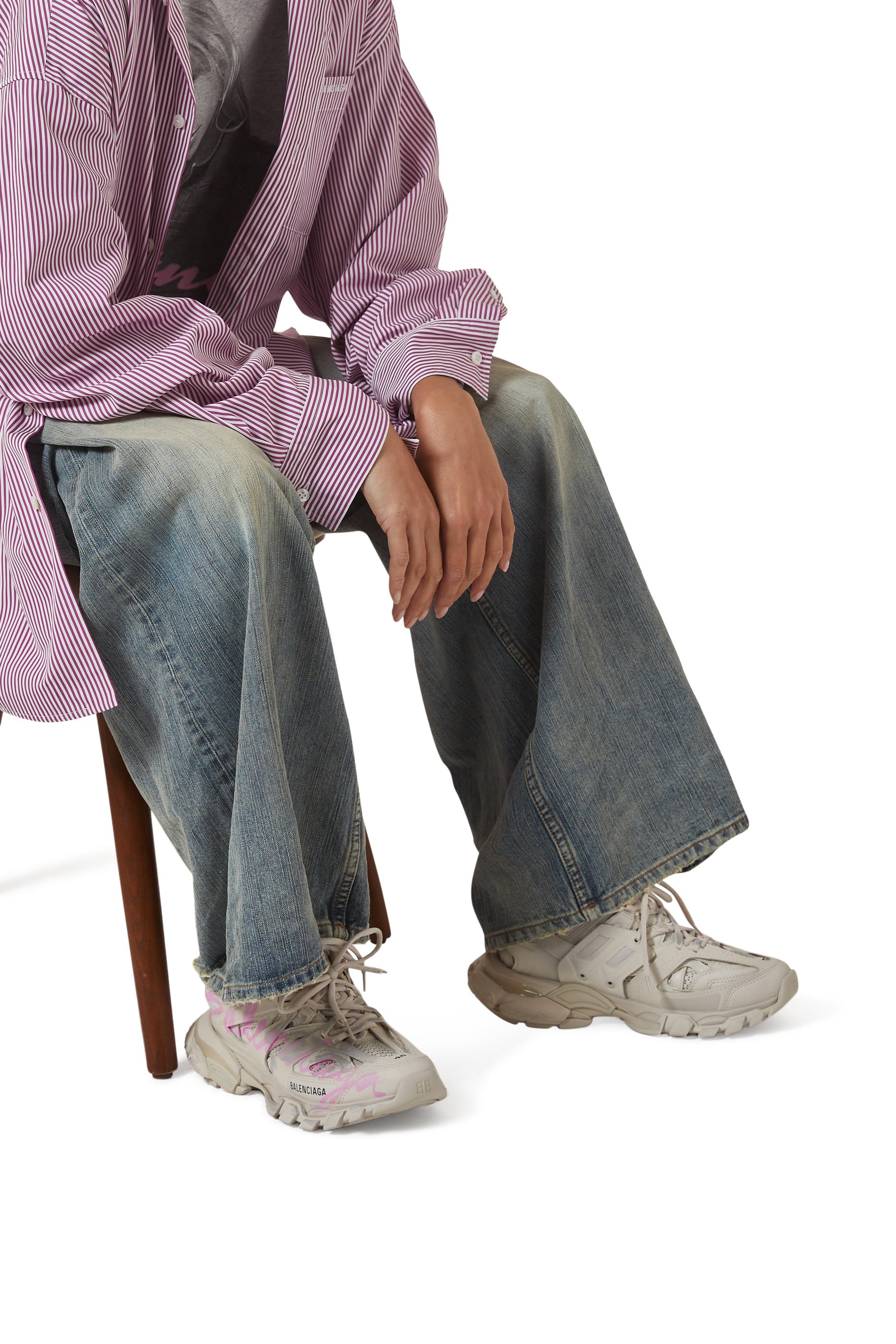 سنيكرز رياضي بشعار الماركة