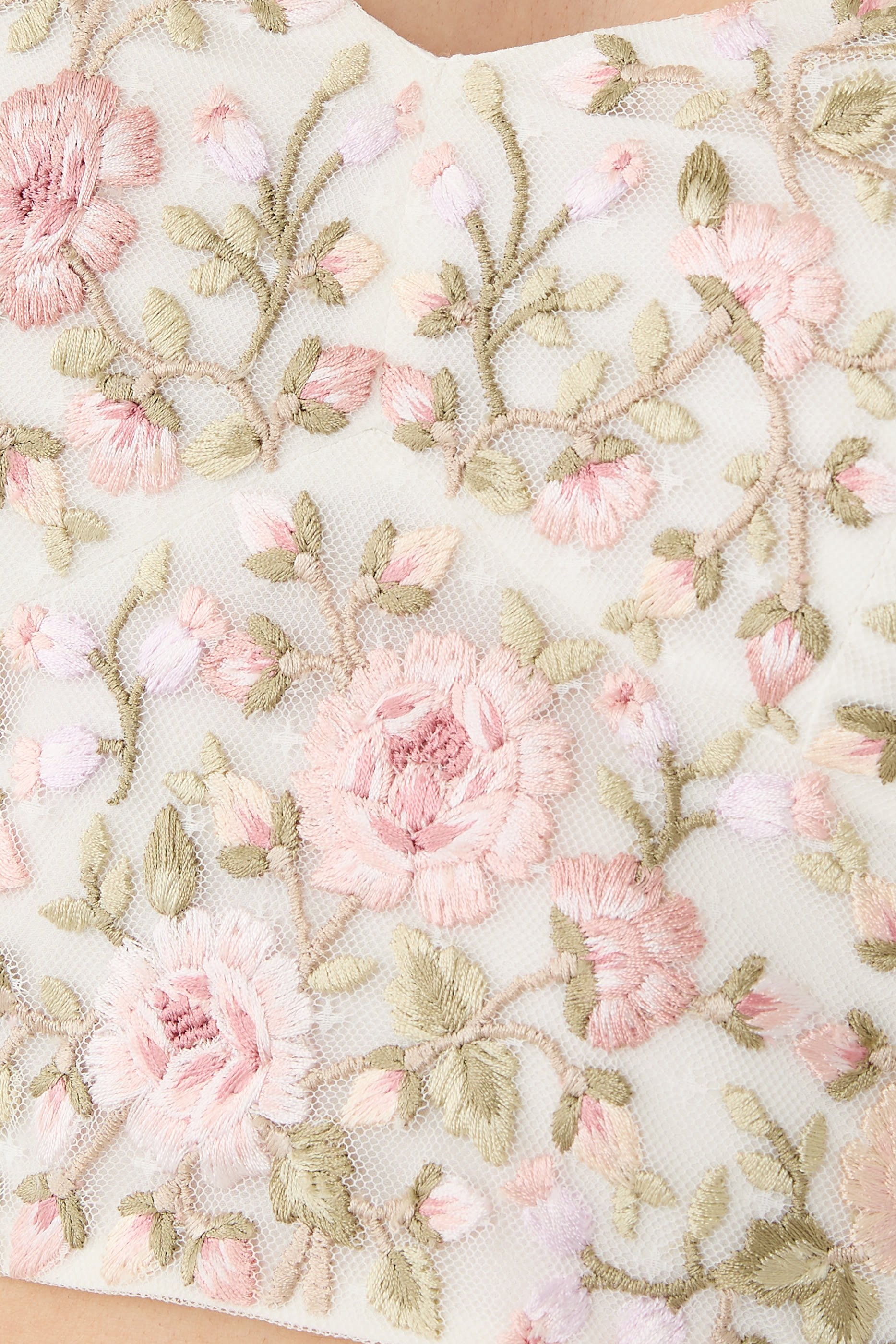 بلوزة إيدن بتطريزات ورد