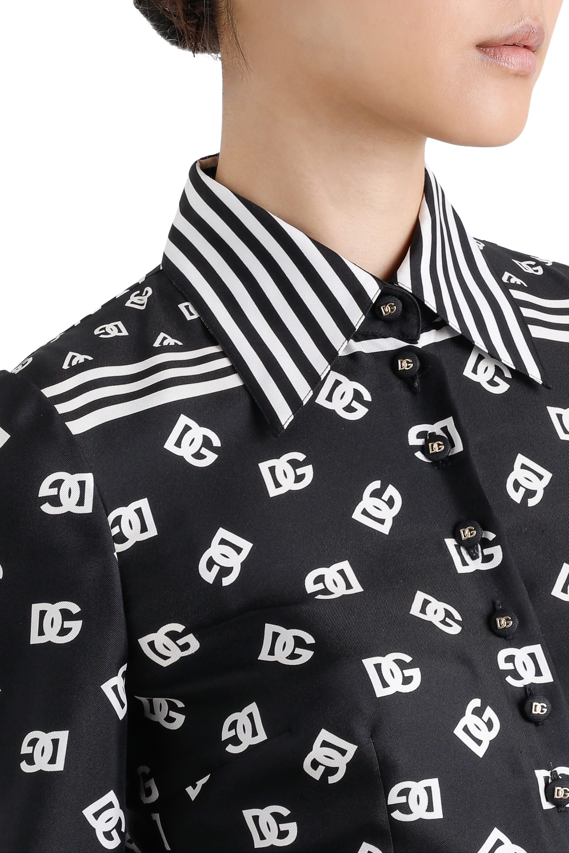 فستان بتصميم قميص متوسط الطول بطبعة شعار الماركة بالكامل تويل