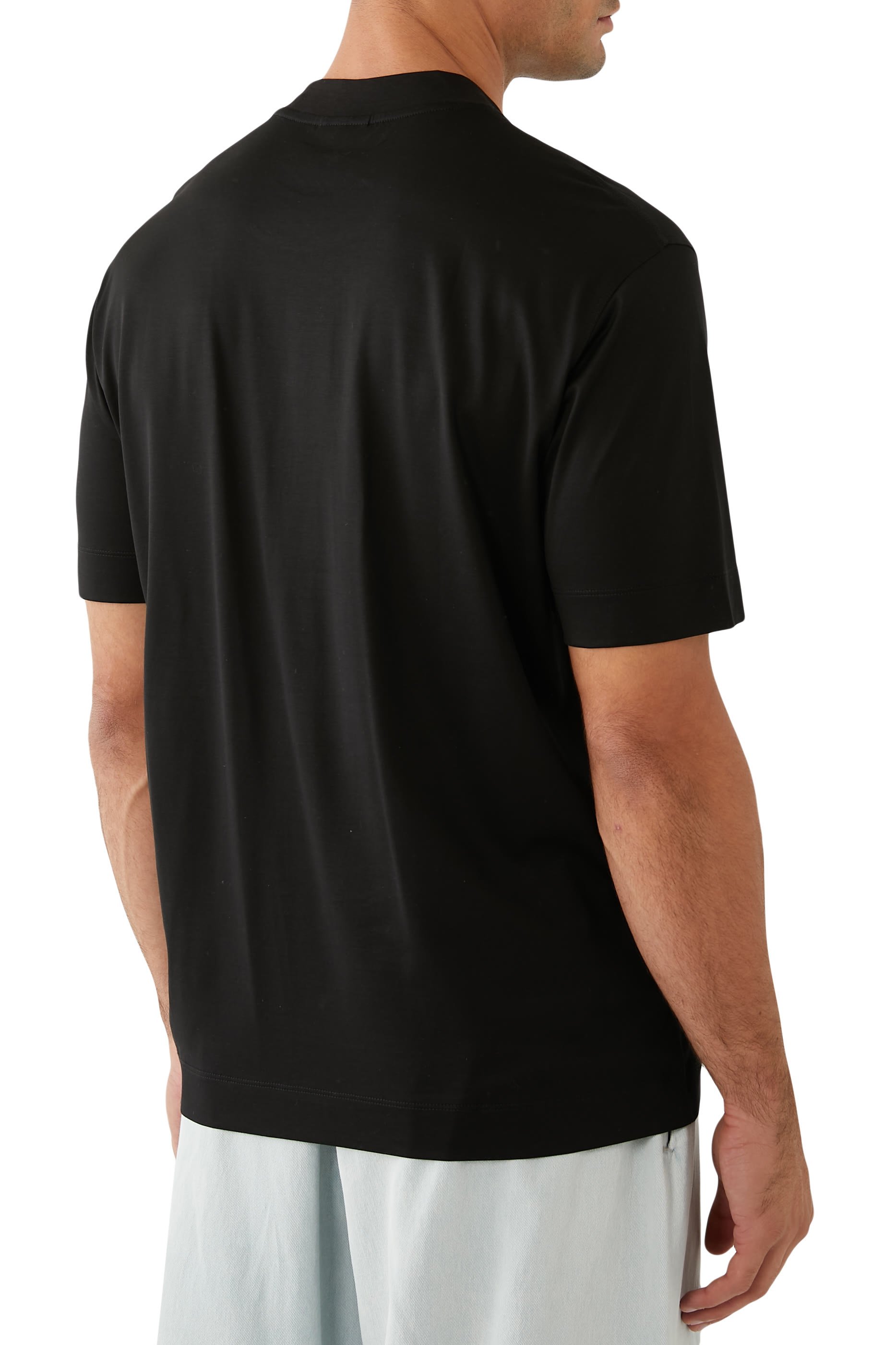 تيشيرت بشعار الماركة بحجم كبير