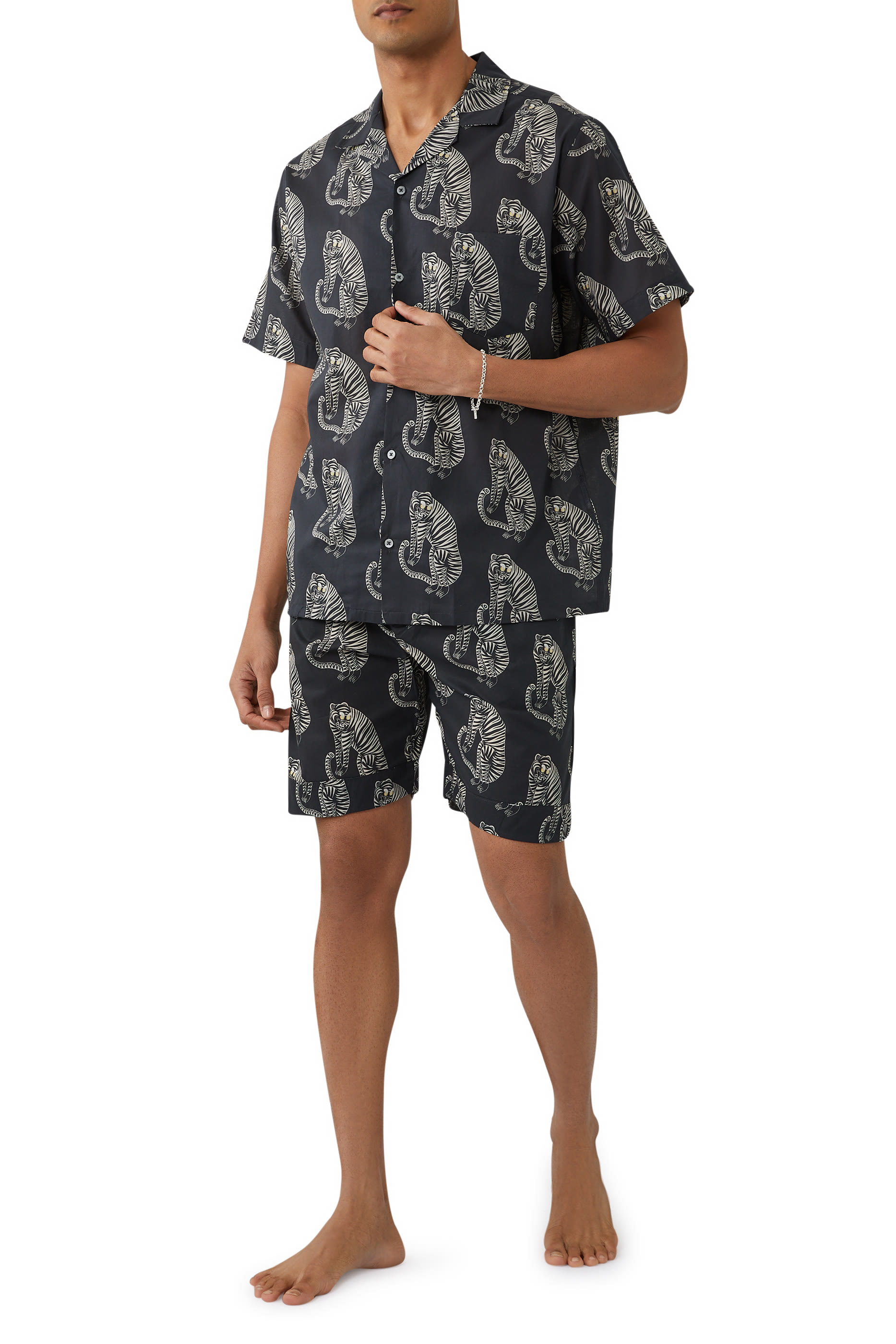 قميص بيجامة بياقة كوبية ونقشة نمر