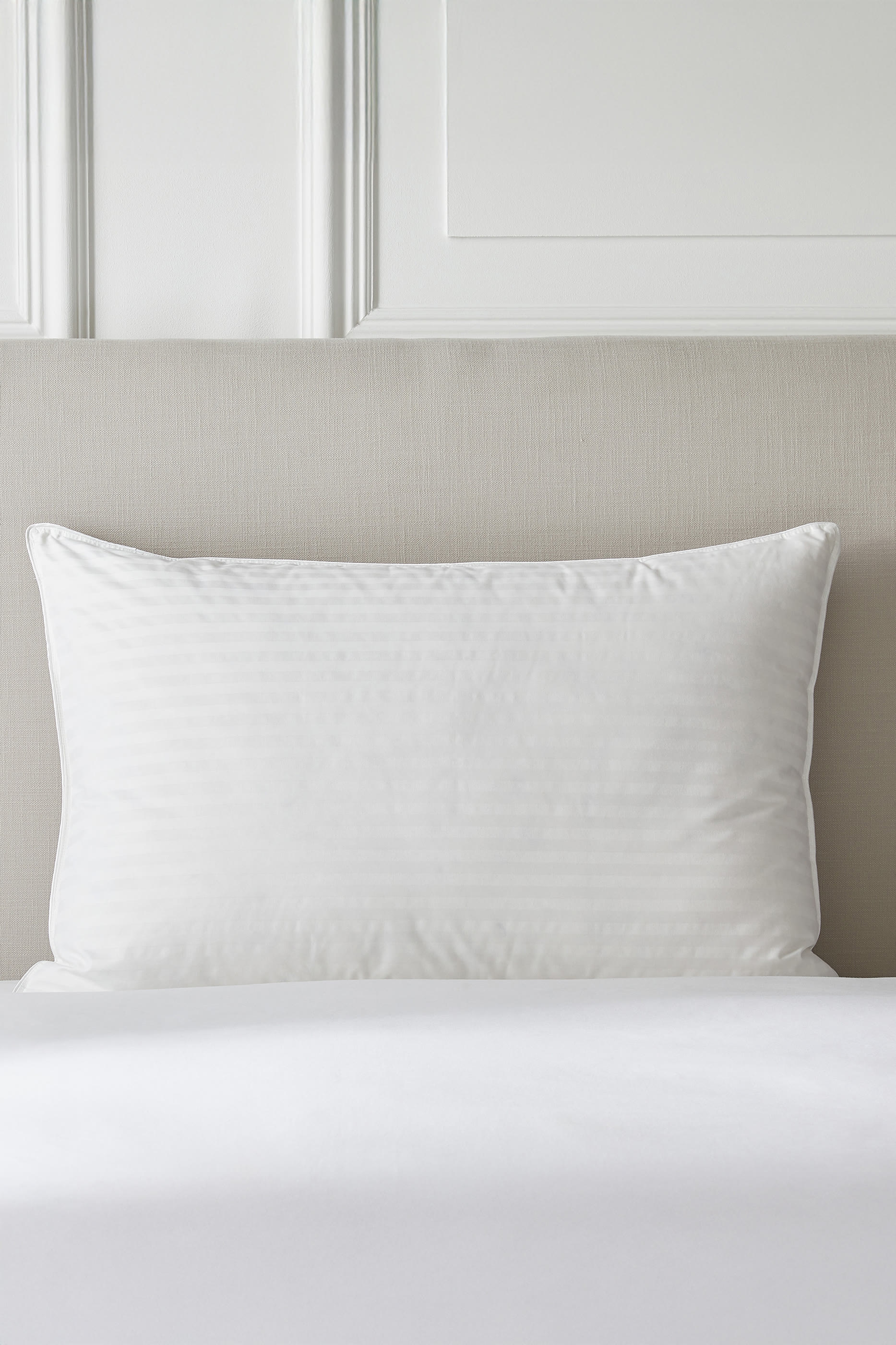 وسادة فاخرة مبطنة بزغب الإوز المجري