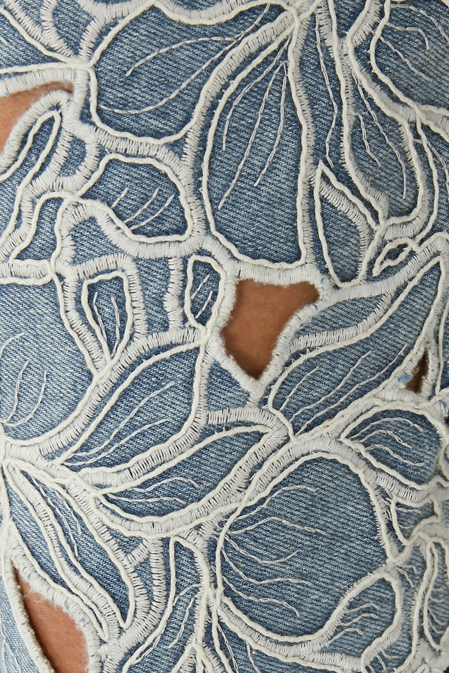 بنطال جينز بيتي بنقشة أزهار وفتحات