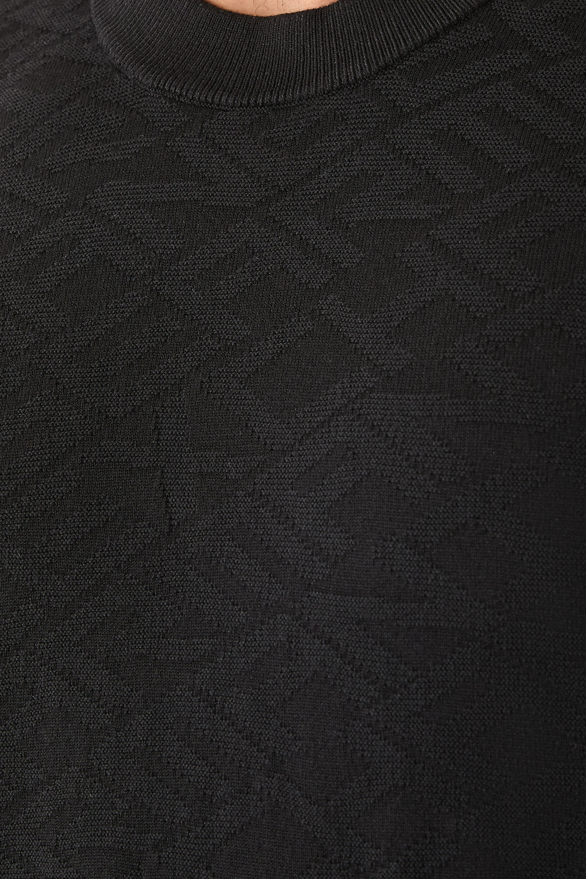 سترة بأكمام طويلة