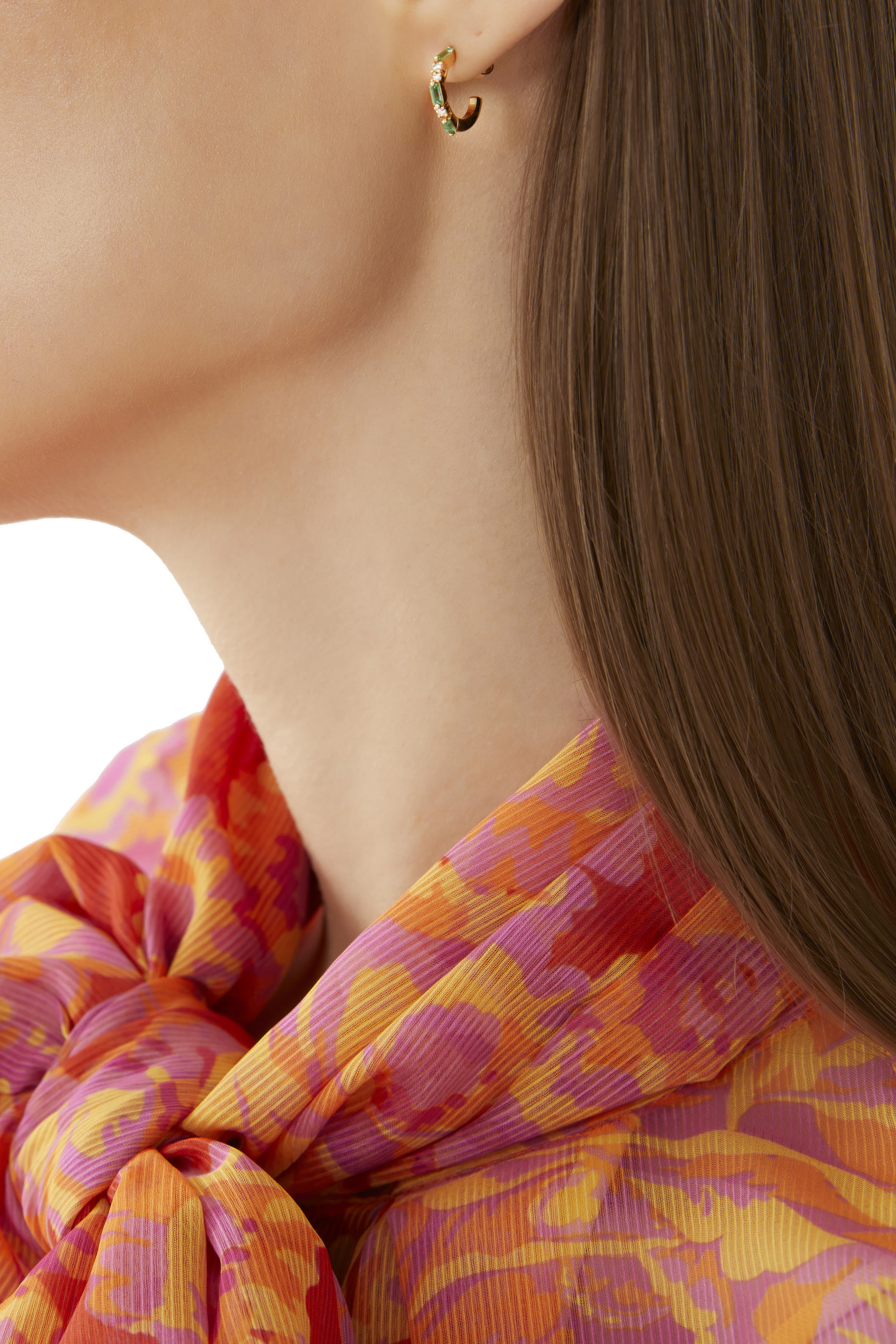 أقراط دائرية رفيعة صغيرة مرصعة بالزمرد والماس