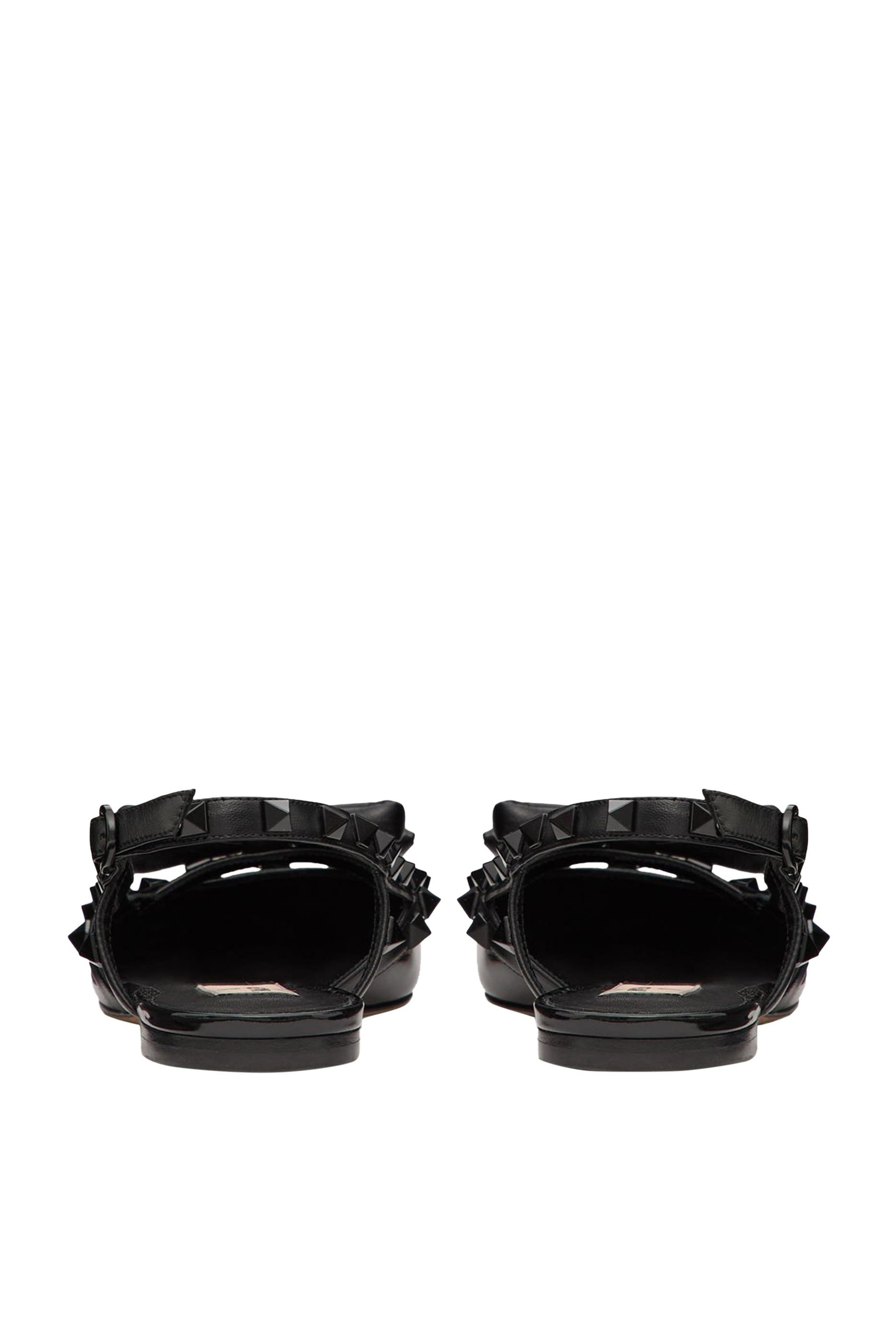 حذاء باليرينا مزين بربطة فيونكة وحلي هرمية من نفس اللون