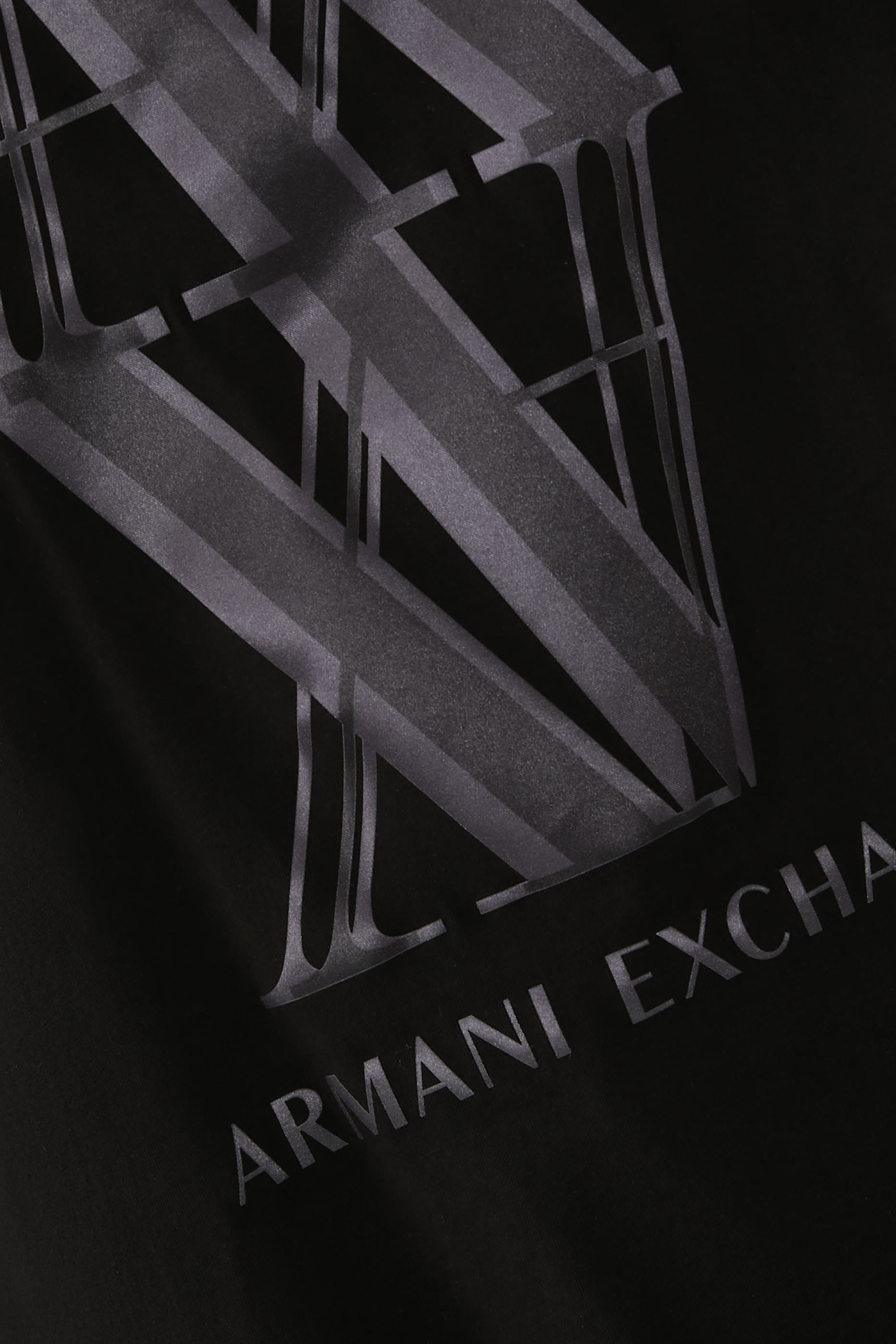 تيشيرت بشعار الماركة