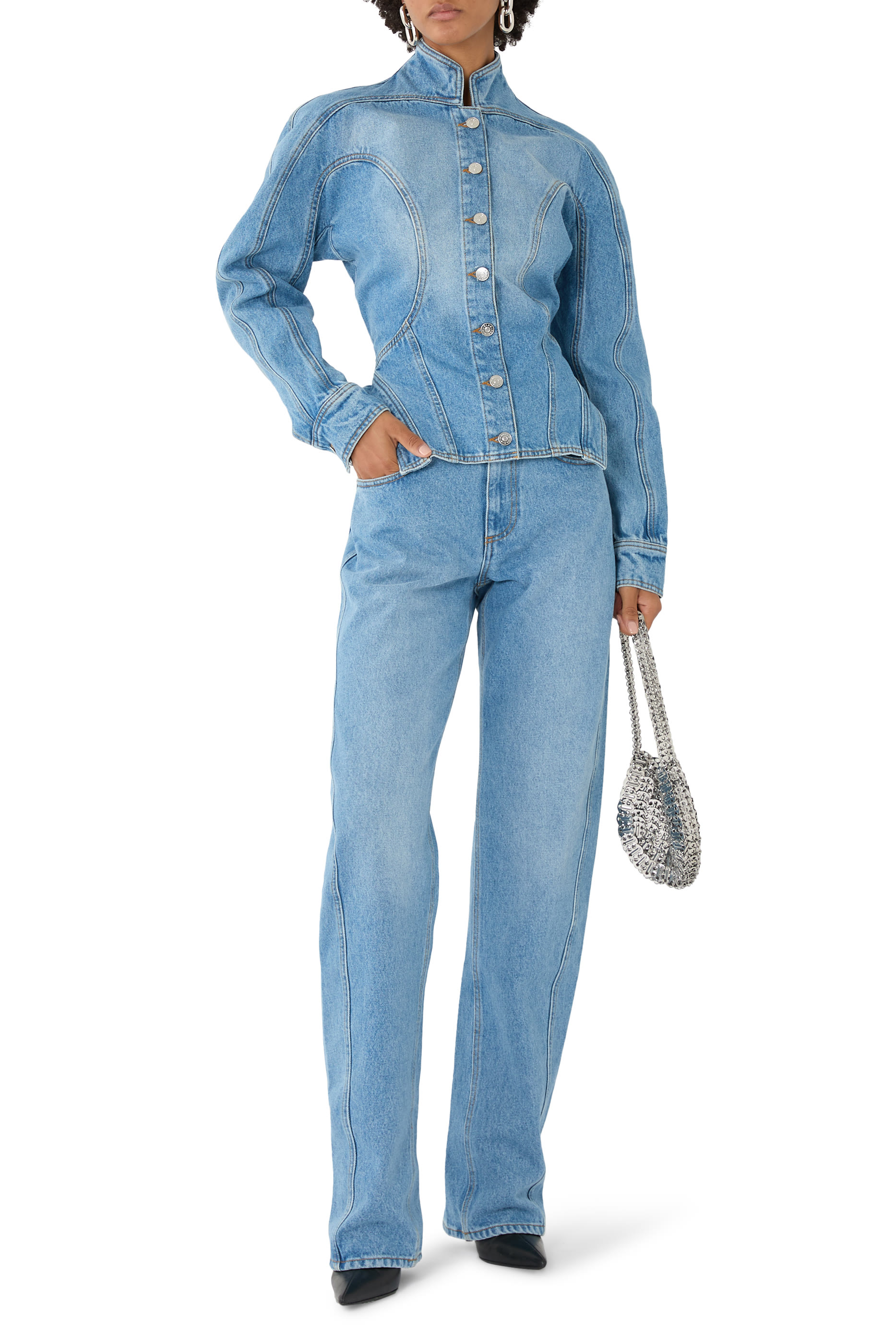 بنطال جينز بقصة ساق مستقيمة وشعار الماركة دنيم