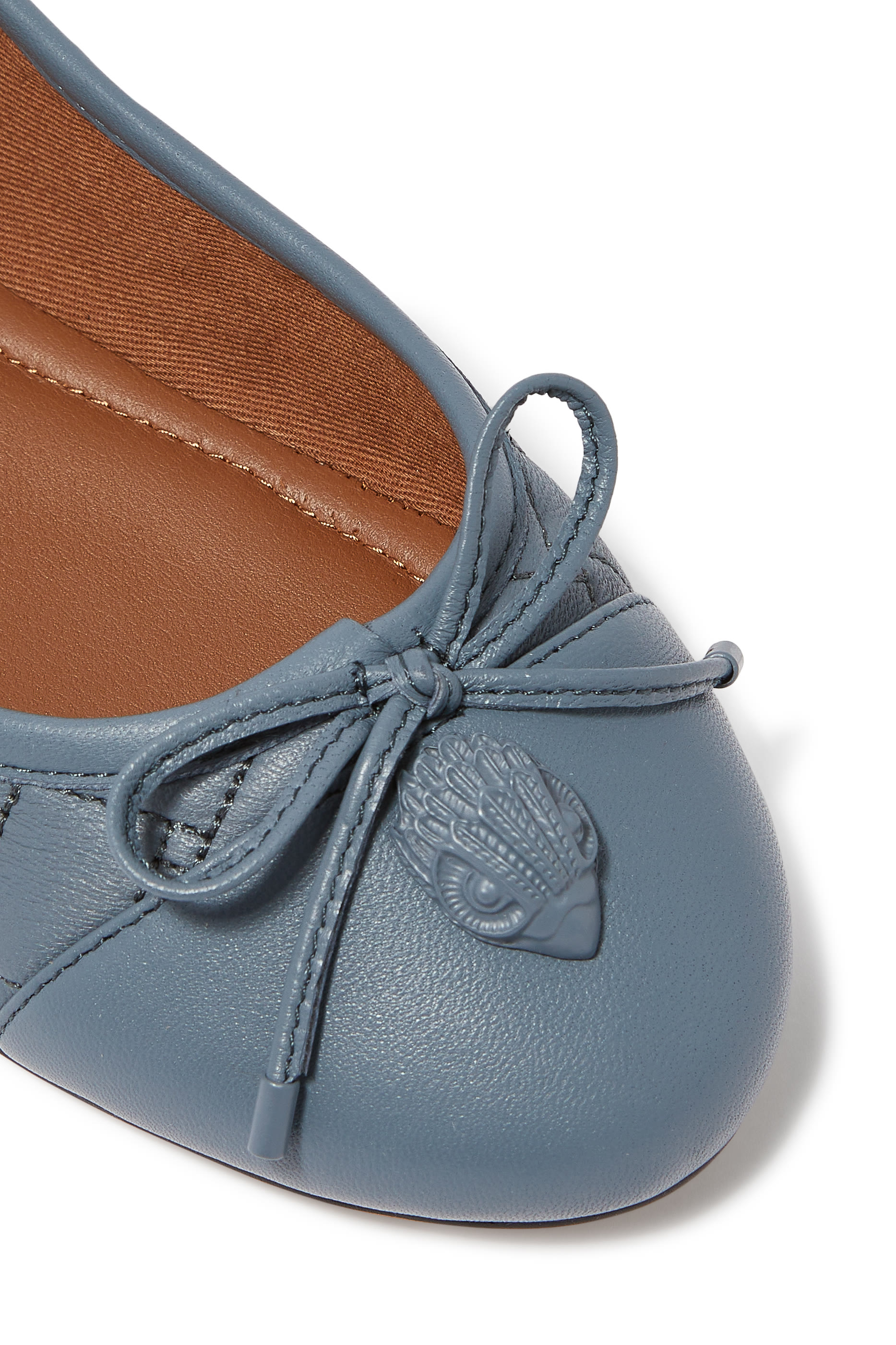 حذاء بالرينا جلد بحلية بشعار الماركة