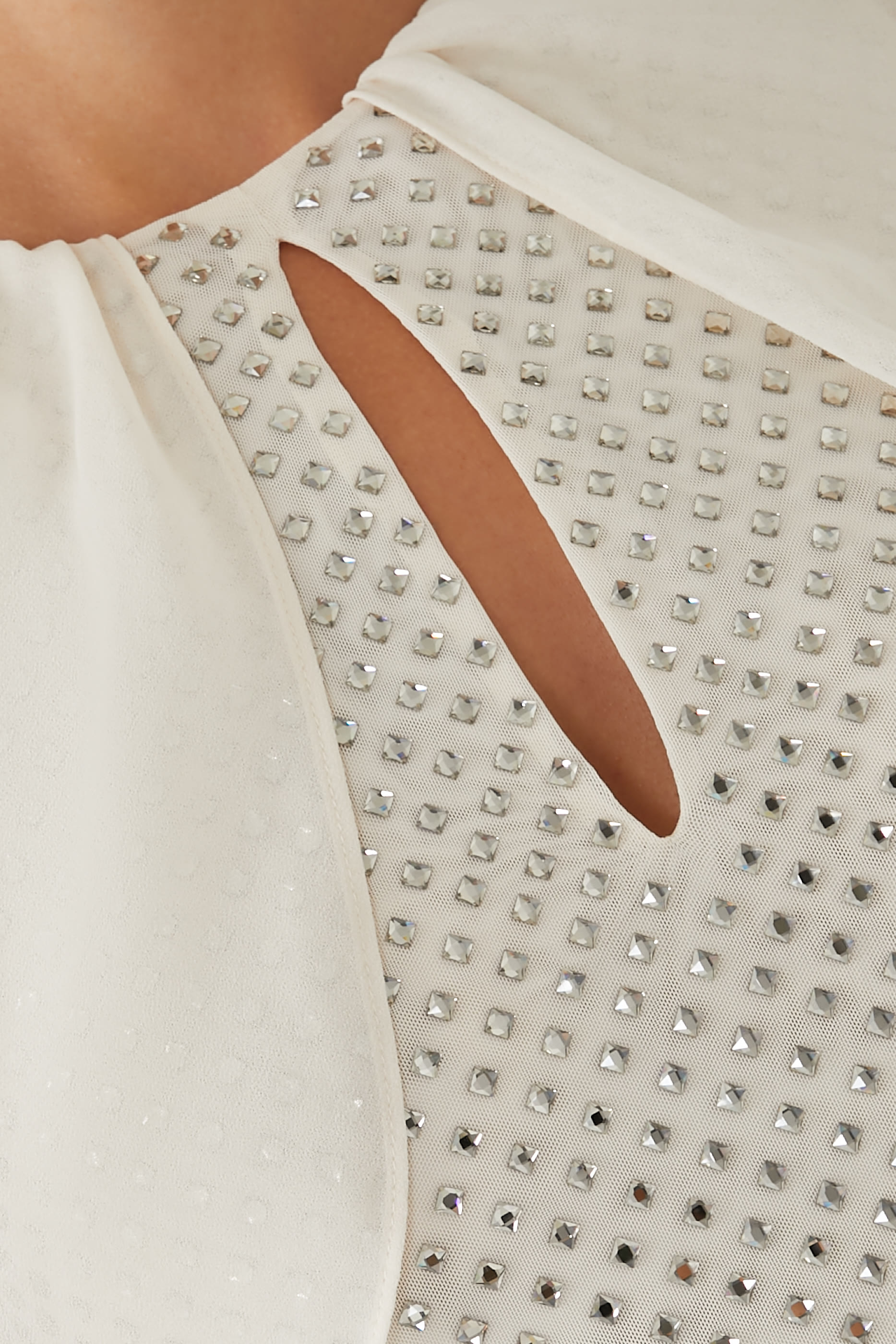 فستان طويل بكاب مطرز بأحجار الراين