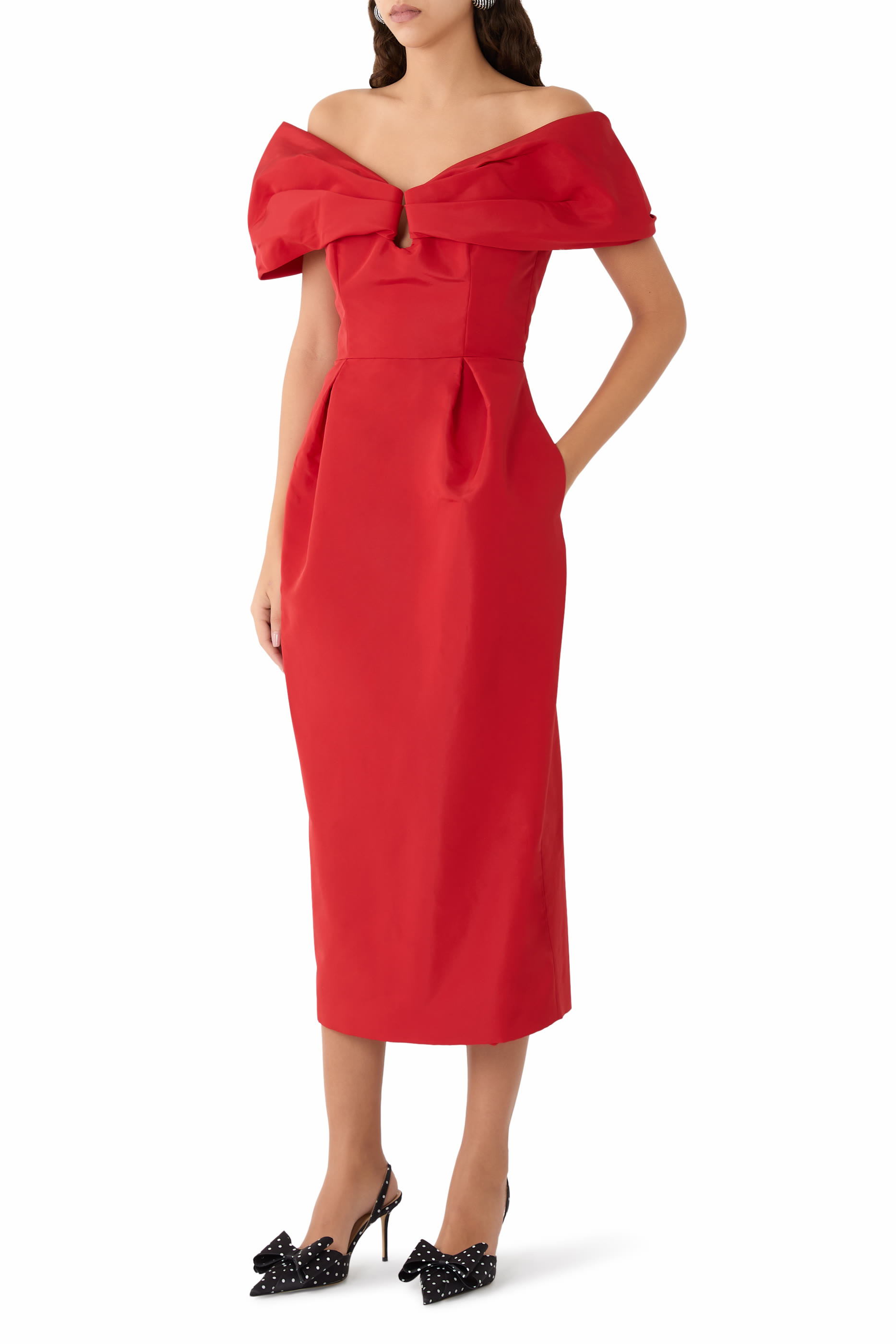 فستان بقصة مستقيمة وأكتاف مكشوفة