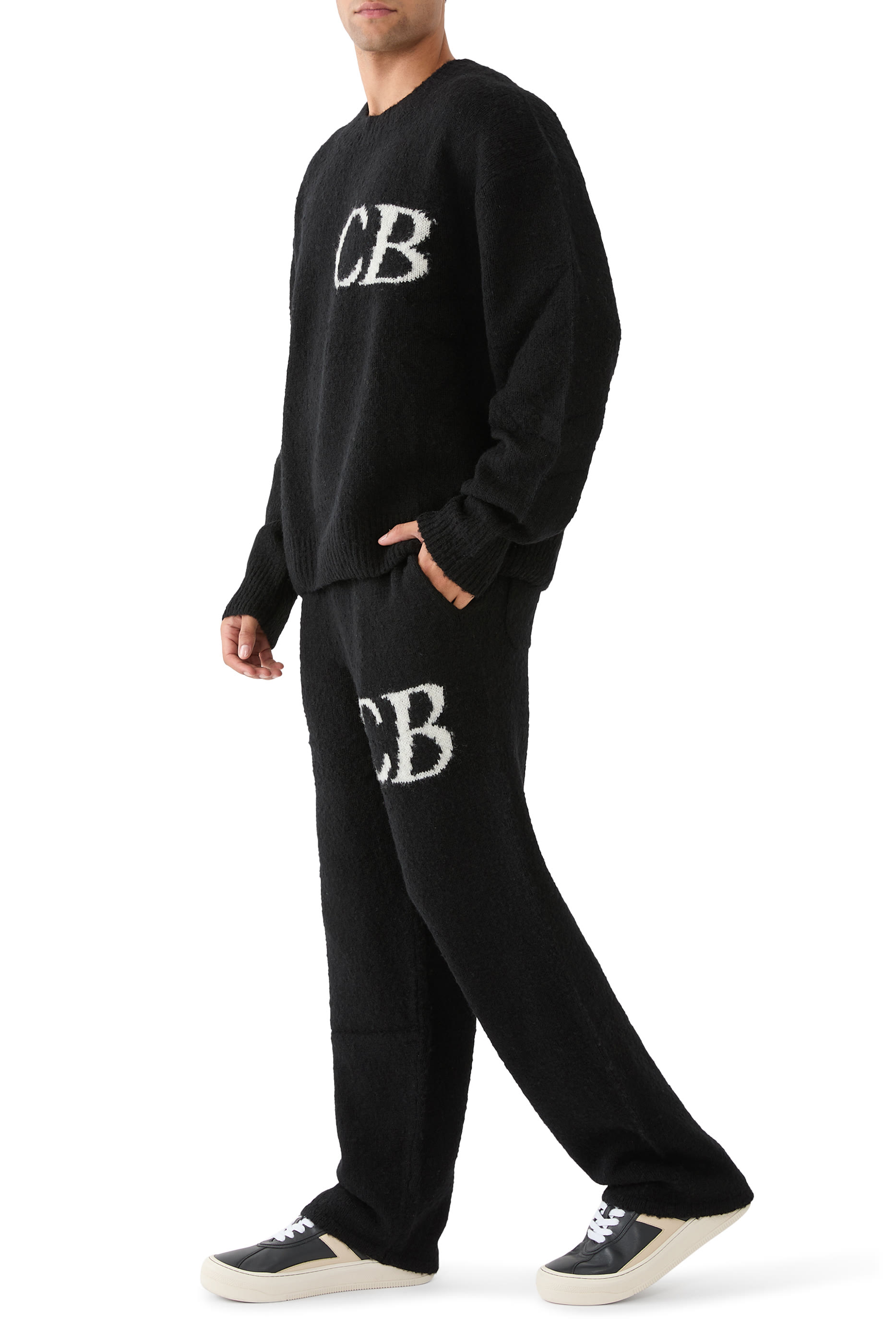 سترة منسوجة بشعار الماركة