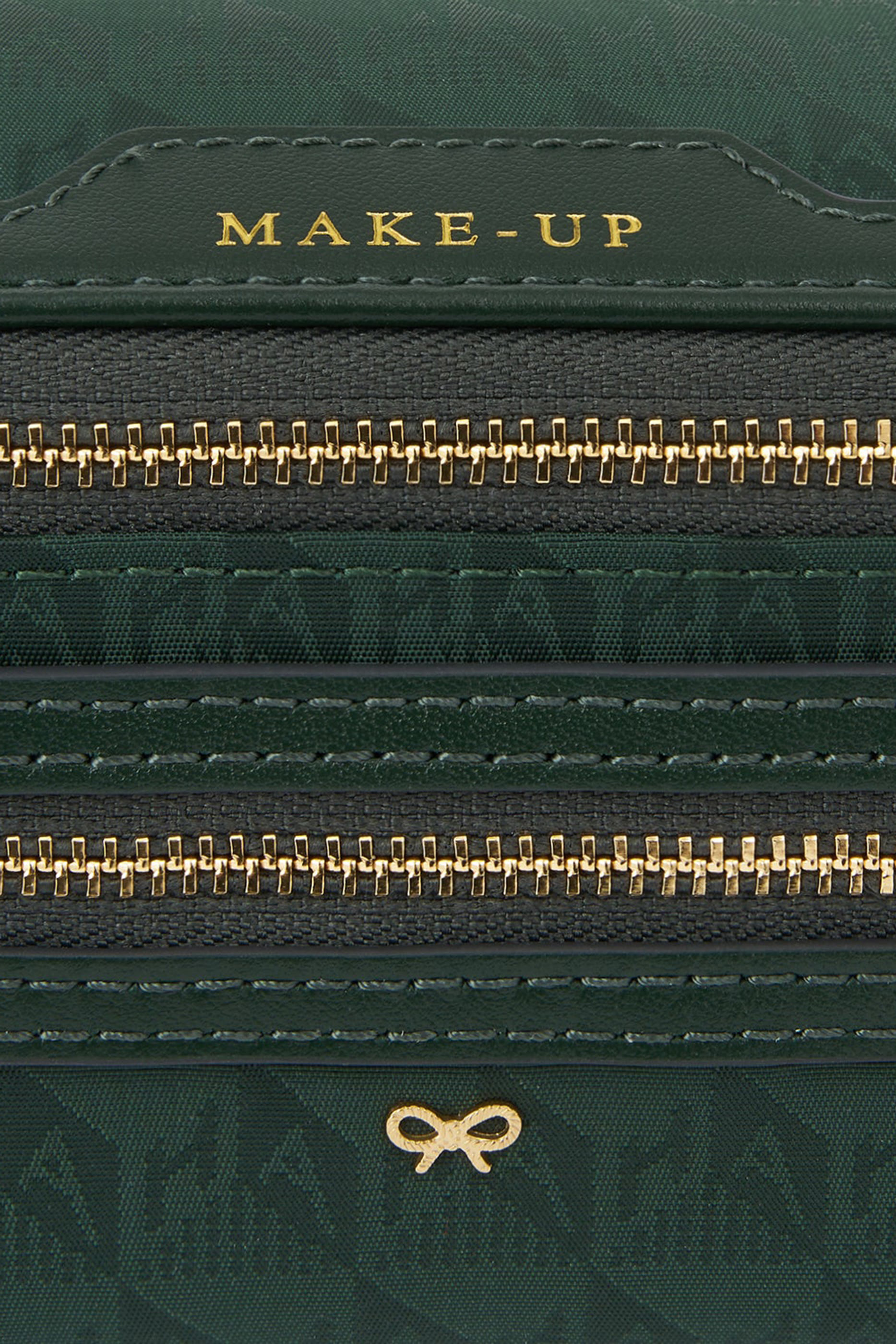 حقيبة مستحضرات تجميل صغيرة بشعار الماركة