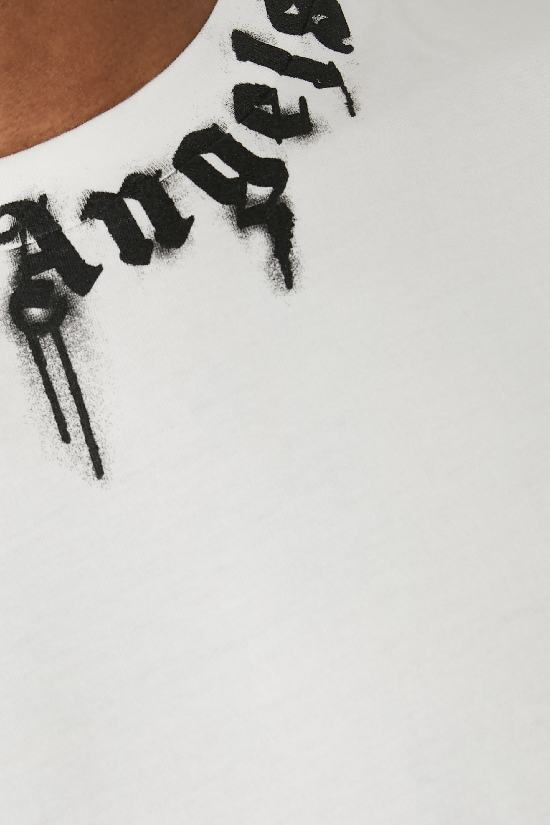 تيشيرت بياقة مزينة بشعار الماركة