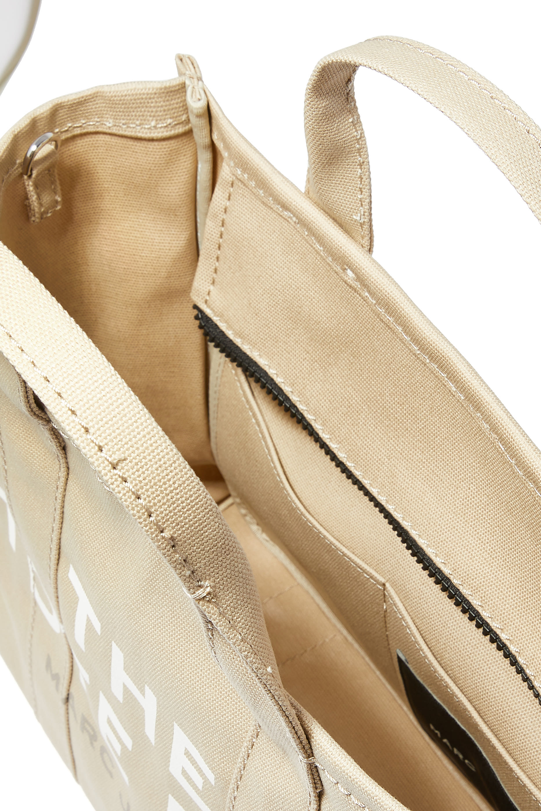 حقيبة يد متوسطة الحجم