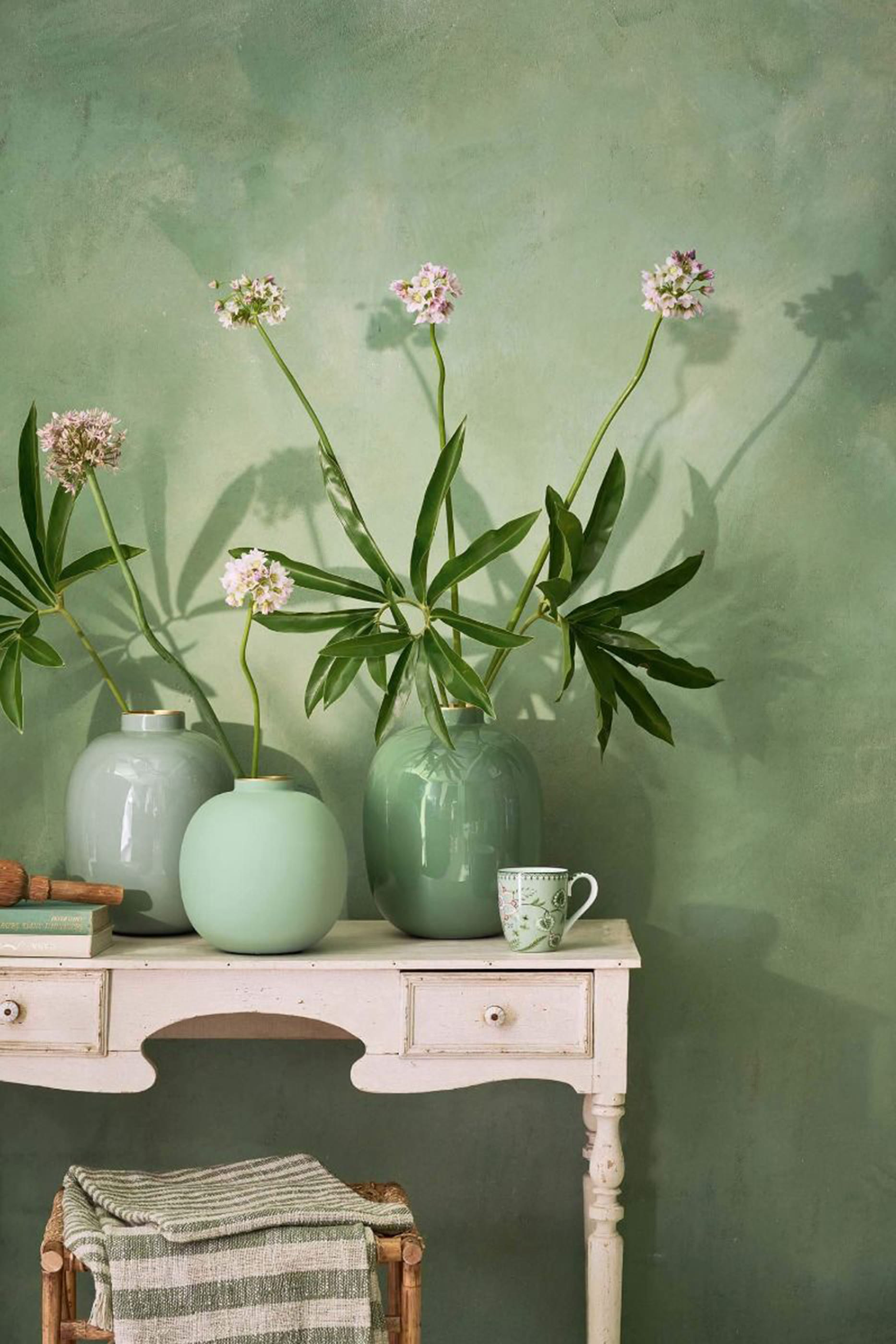 مزهرية معدنية بتصميم بيضاوي