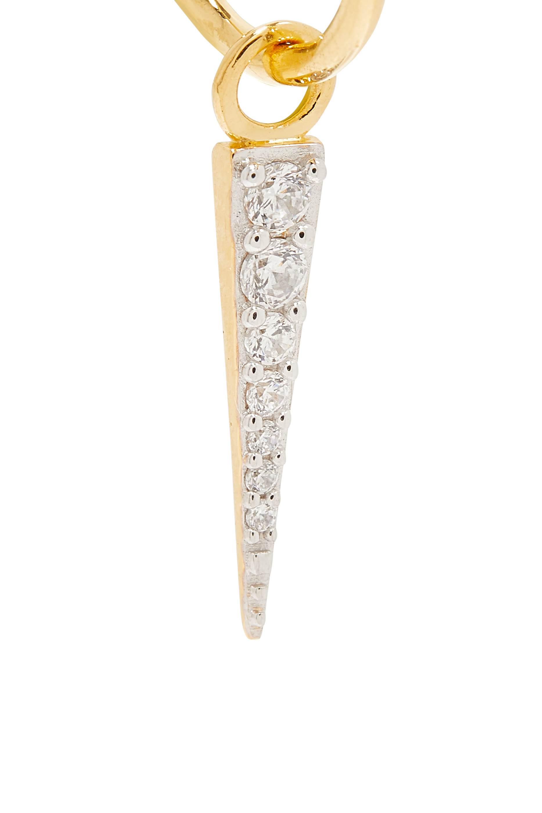 أقراط دائرية صغيرة بحلي مدببة مرصعة بأحجار بافيه، فضة إسترلينية مطلية بذهب عيار 18 وأحجار زركونيا مكعبة