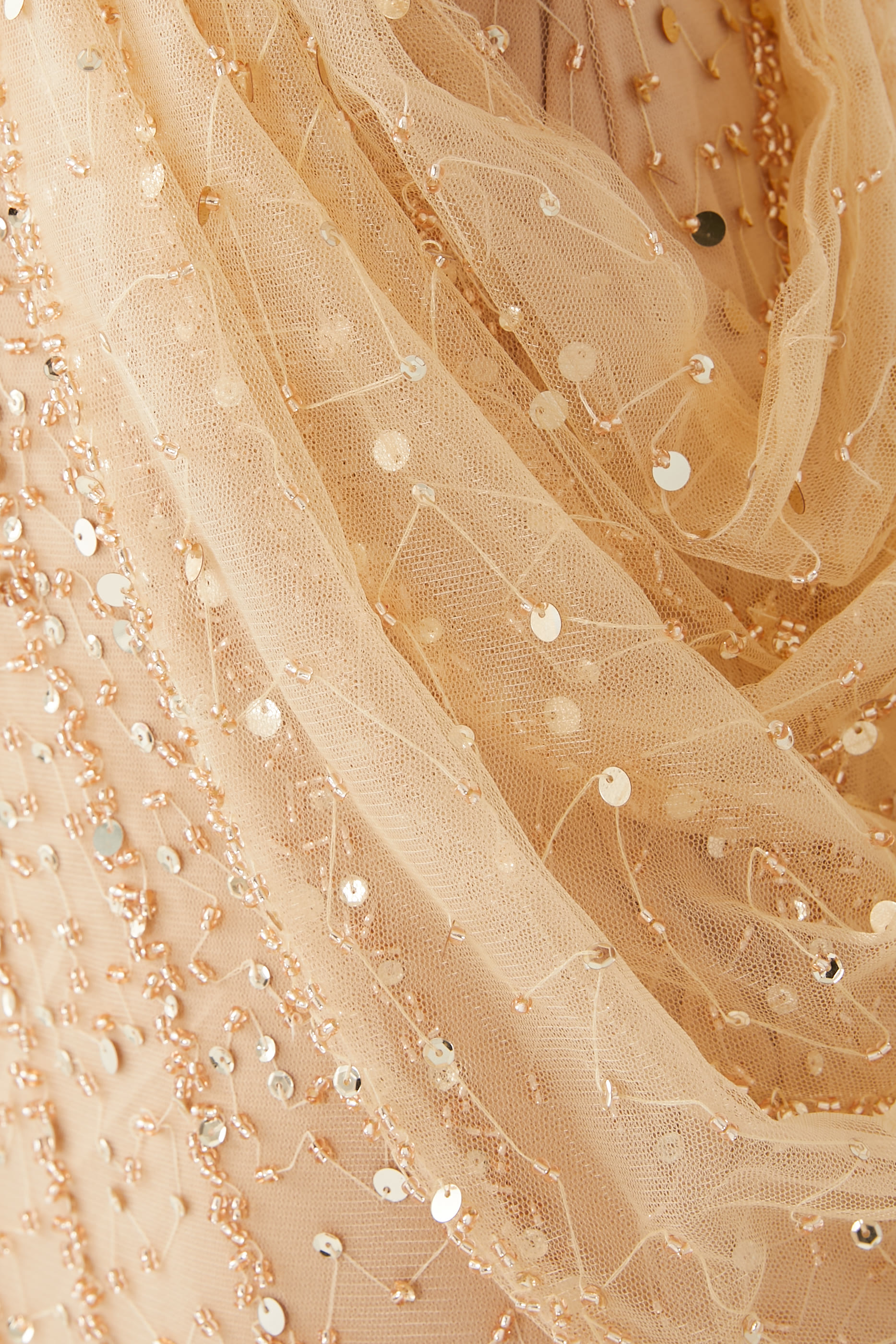 فستان سهرة بأكمام طويلة مطرز بالترتر