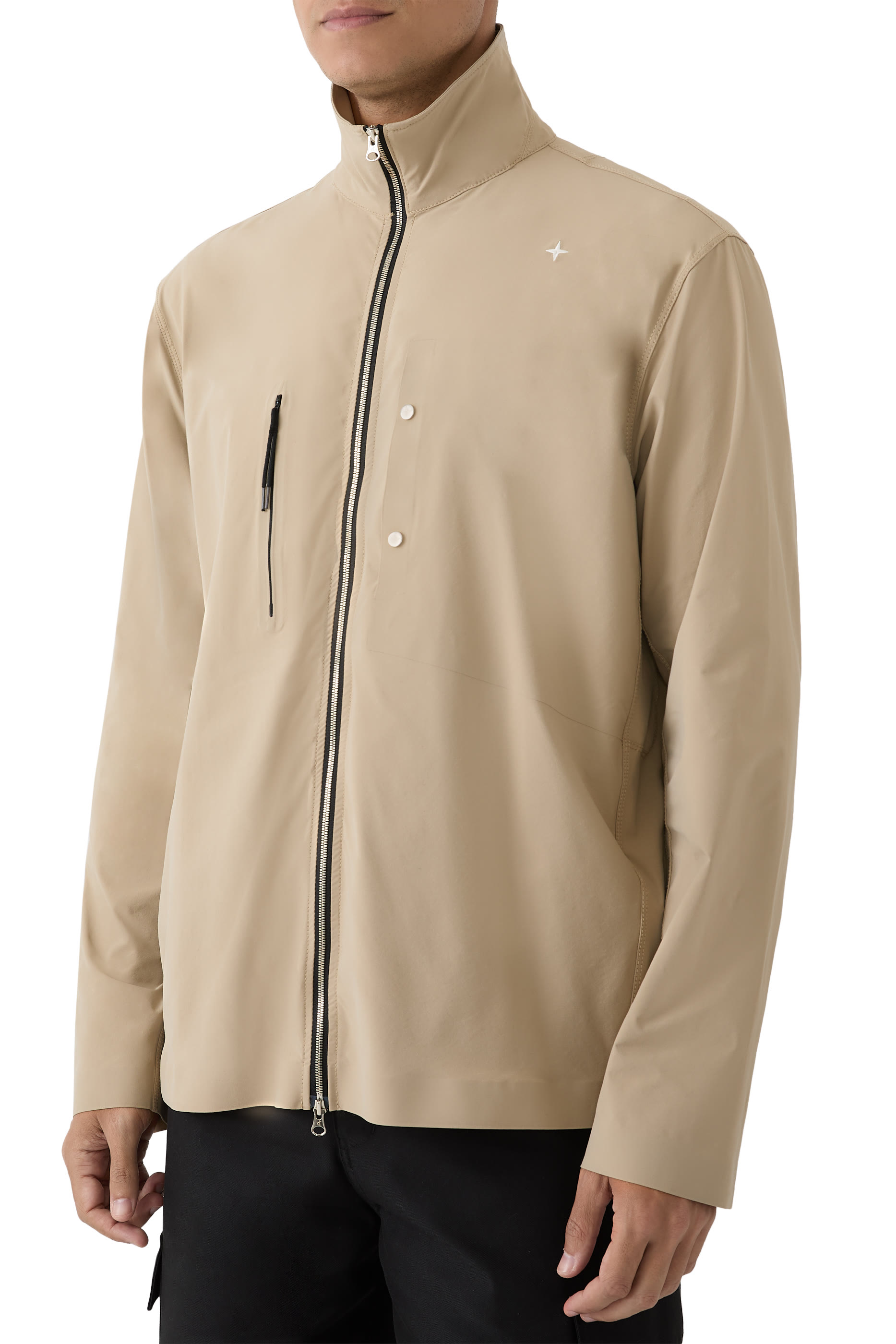 قميص بتطريز شعار الماركة