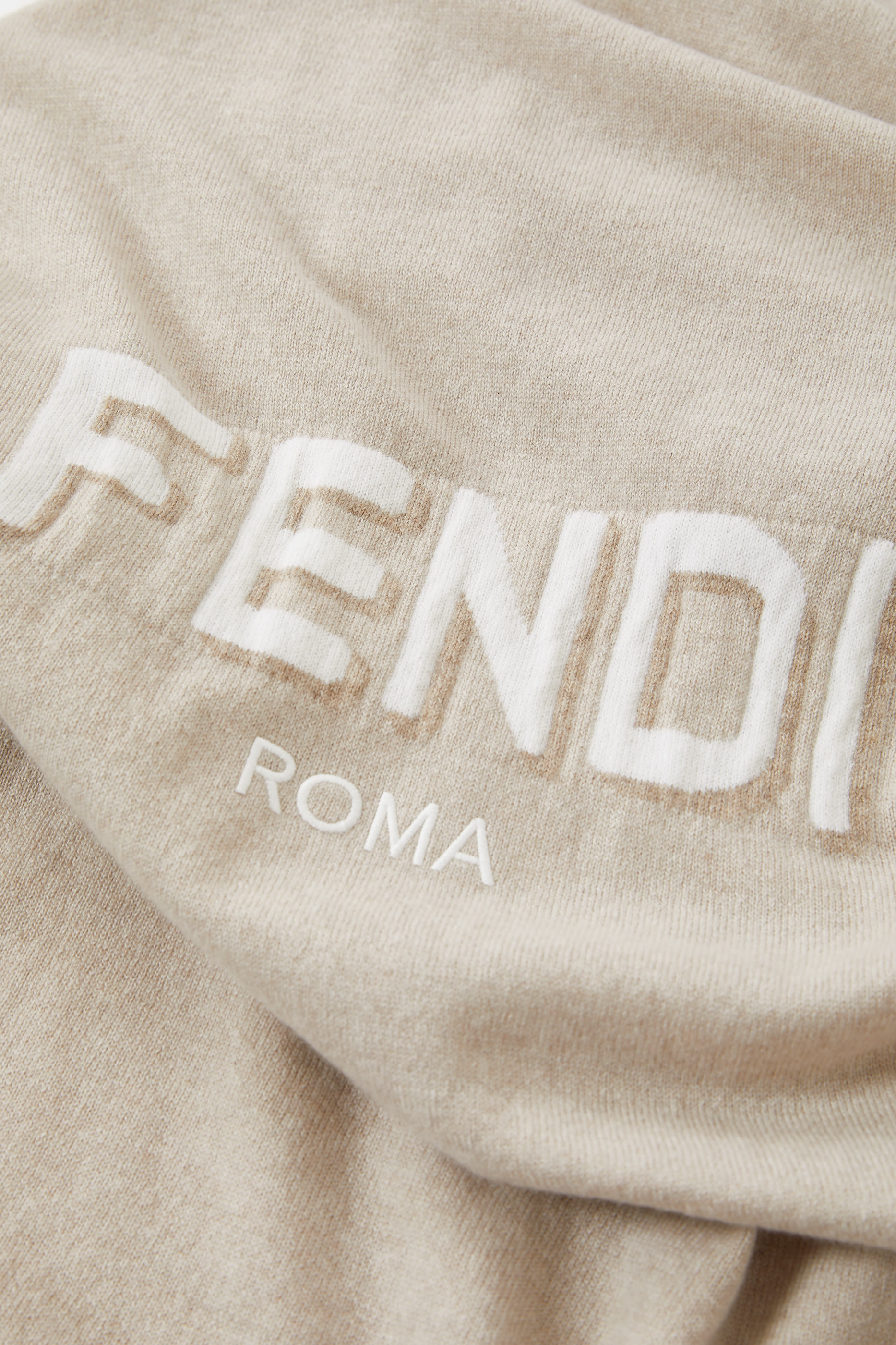 بطانية بشعار الماركة للأطفال