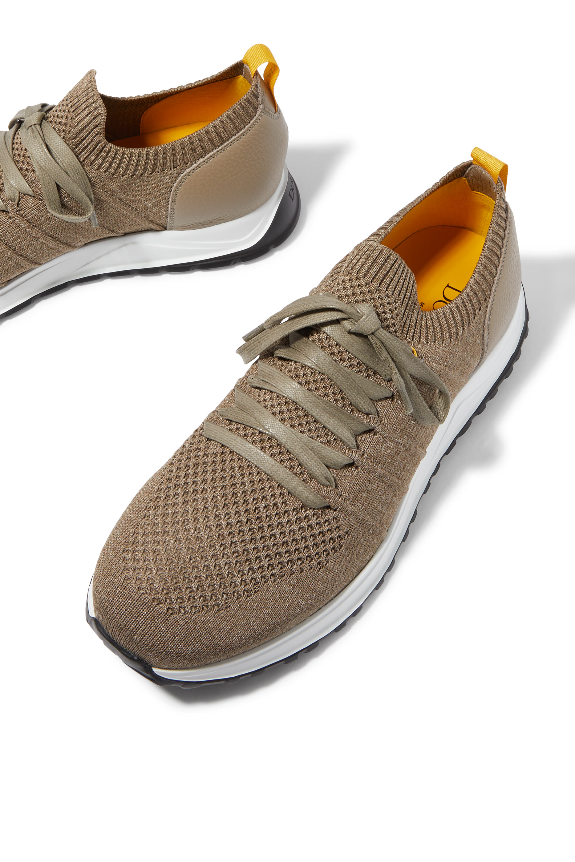 سنيكرز قماش معالج وجلد