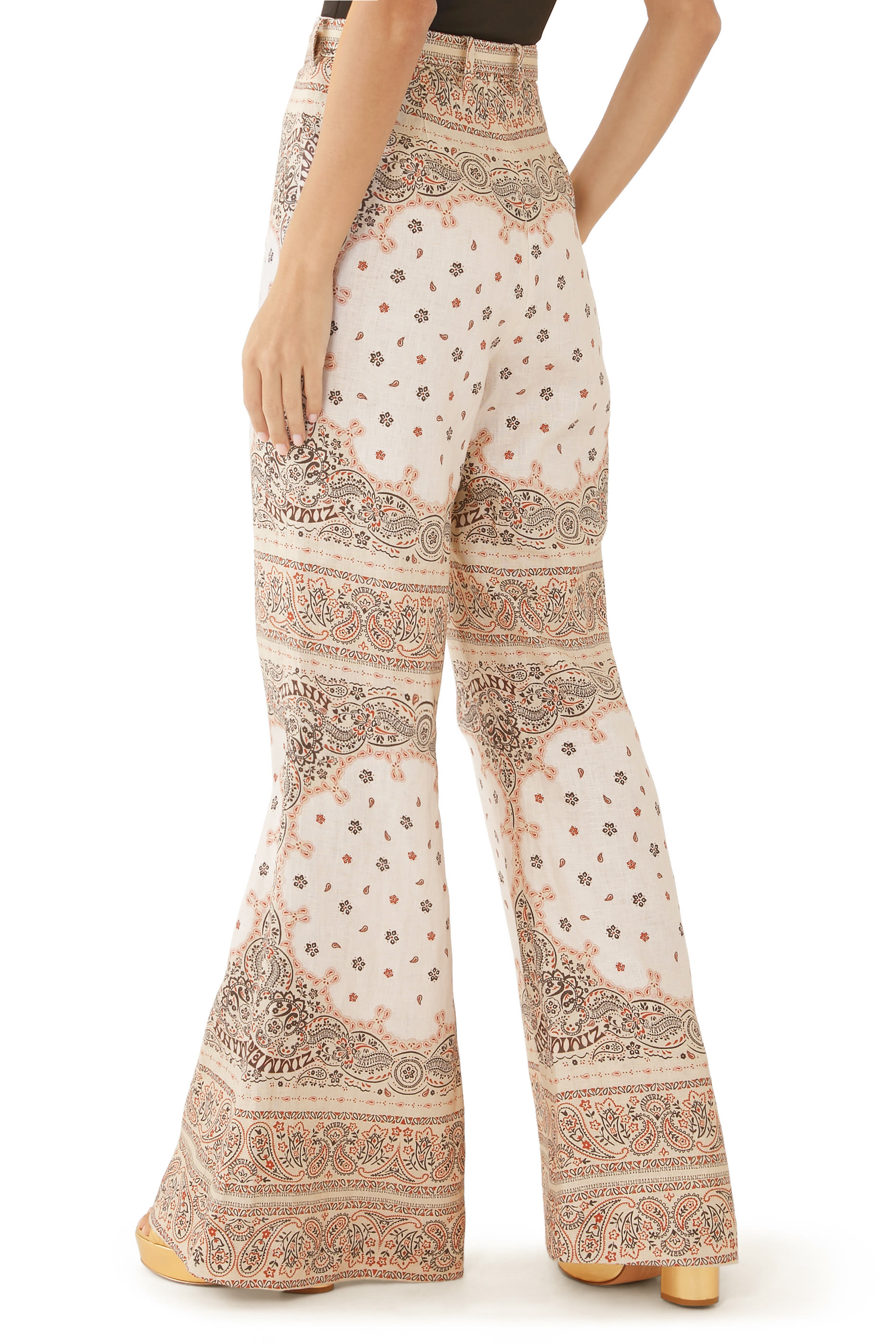 بنطال بقصة ساق واسعة