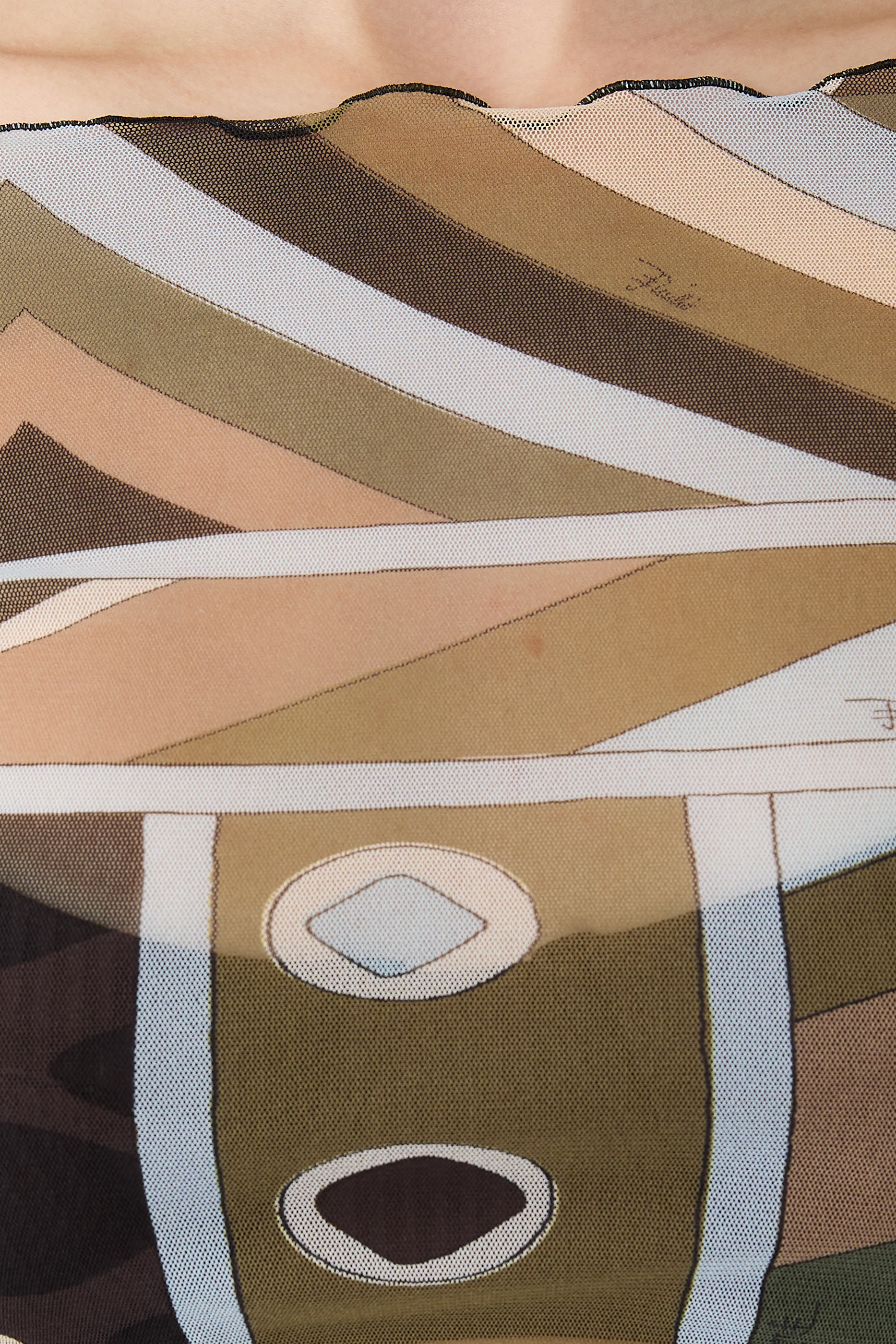 بلوزة تول بنقشة فيفارا