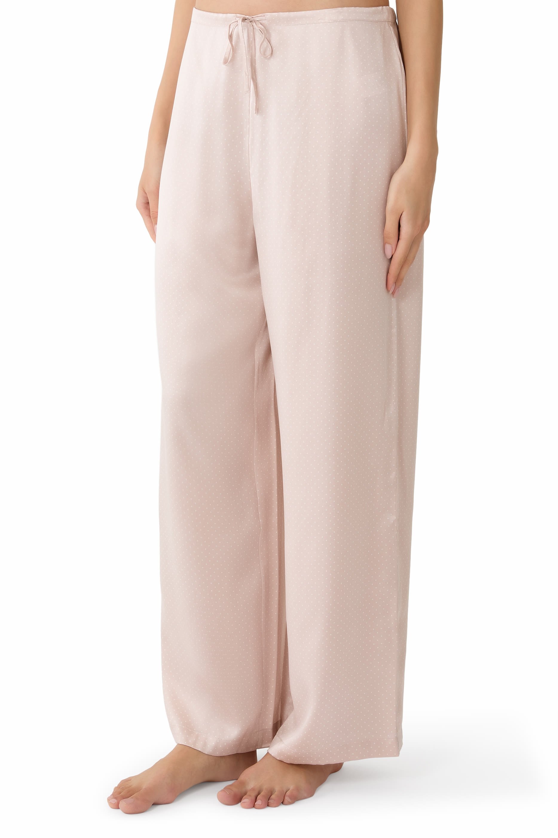 طقم بيجامة بأكتاف متخفضة ونقشة نقاط حرير