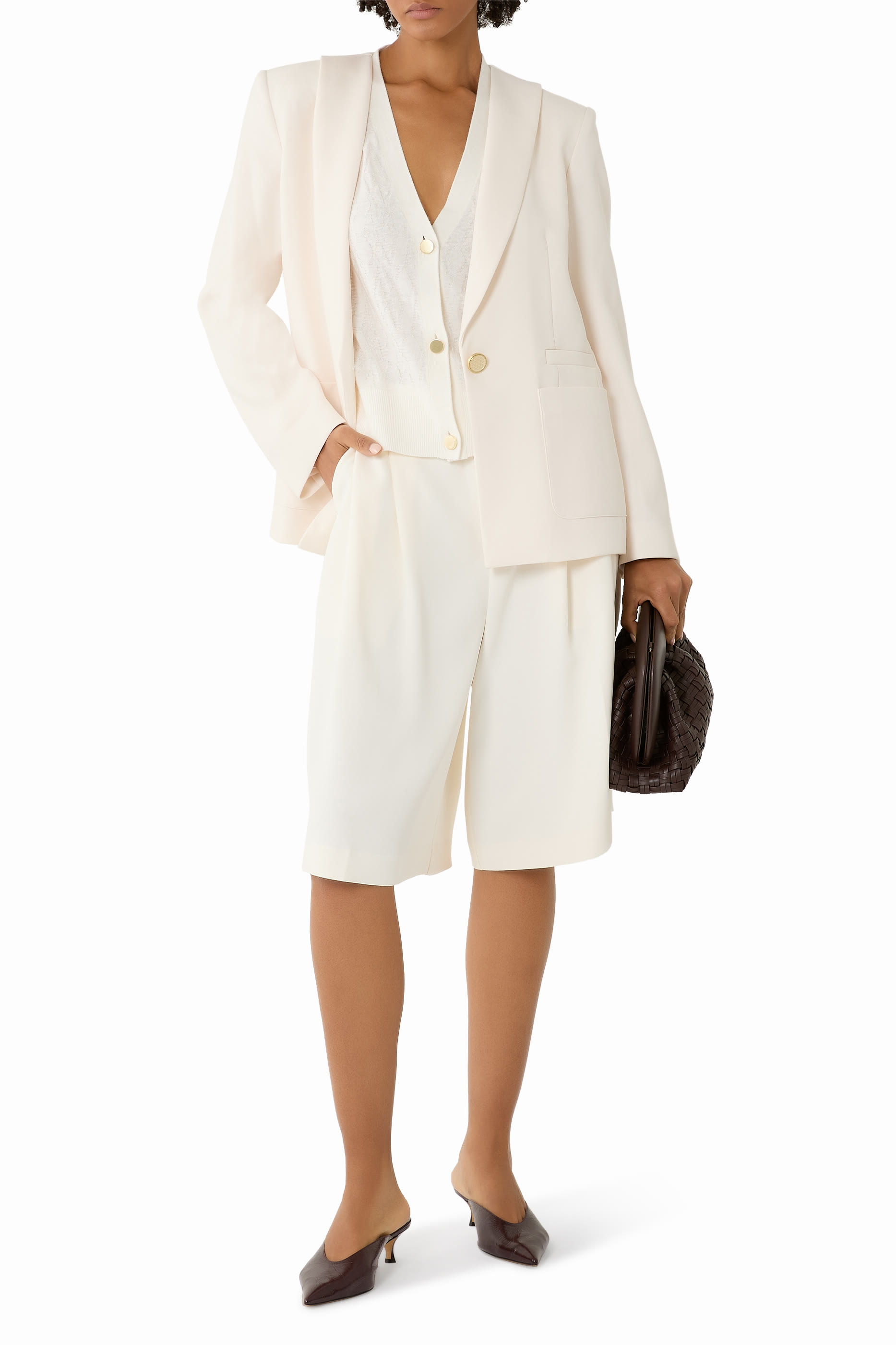 كارديجان بأزرار وحروف شعار الماركة