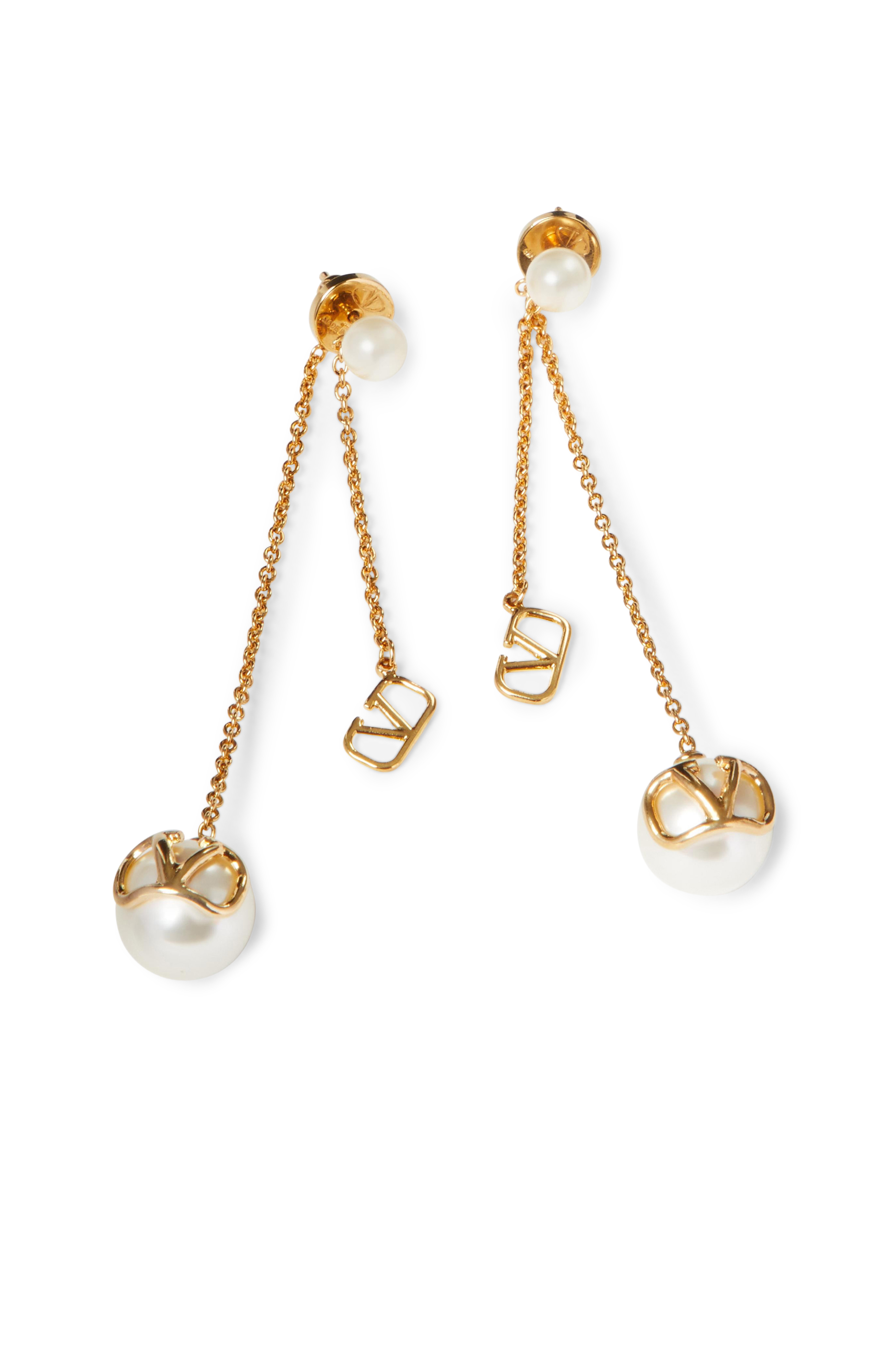 أقراط بشعار حرف V