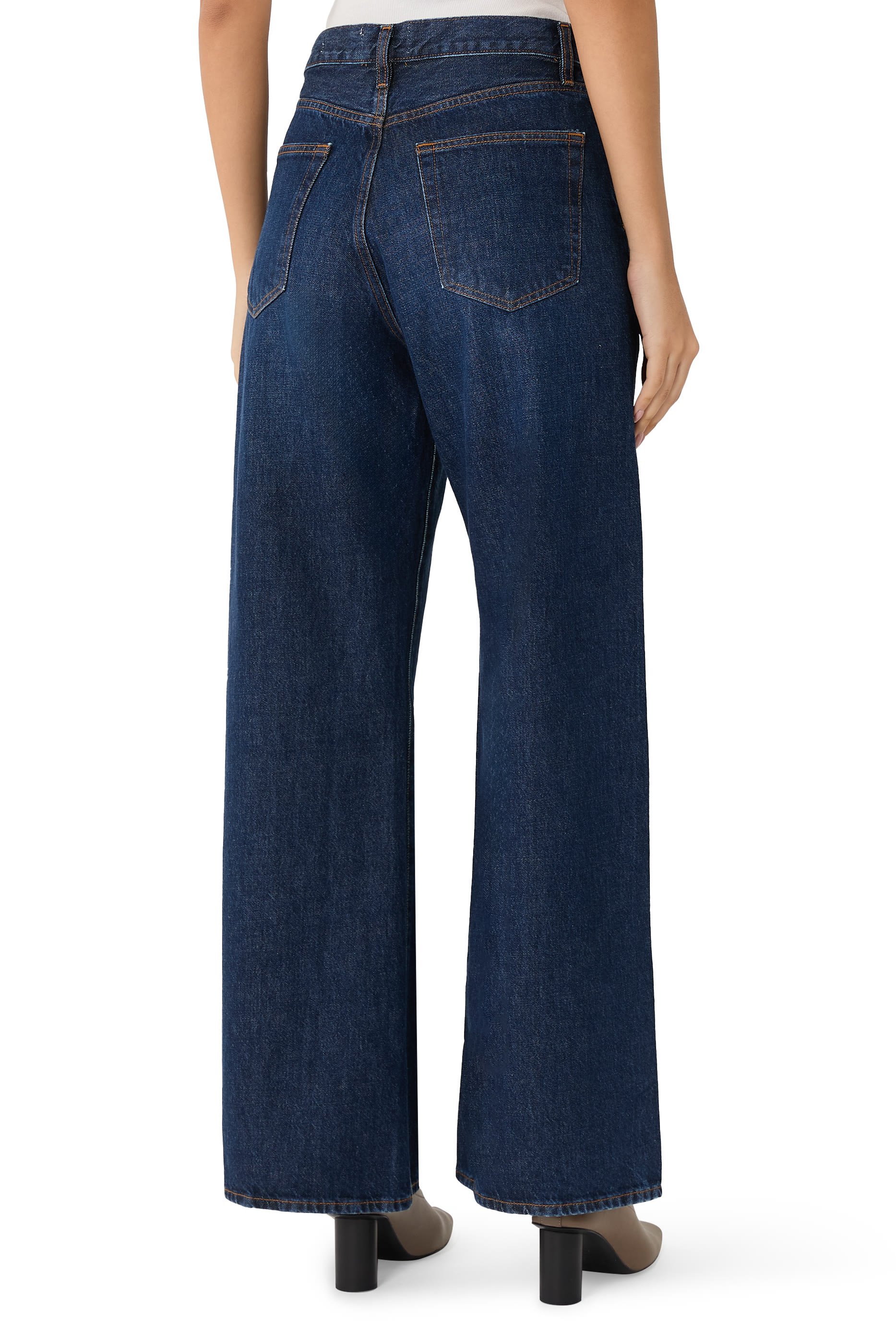 بنطال جينز بقصة فضفاضة