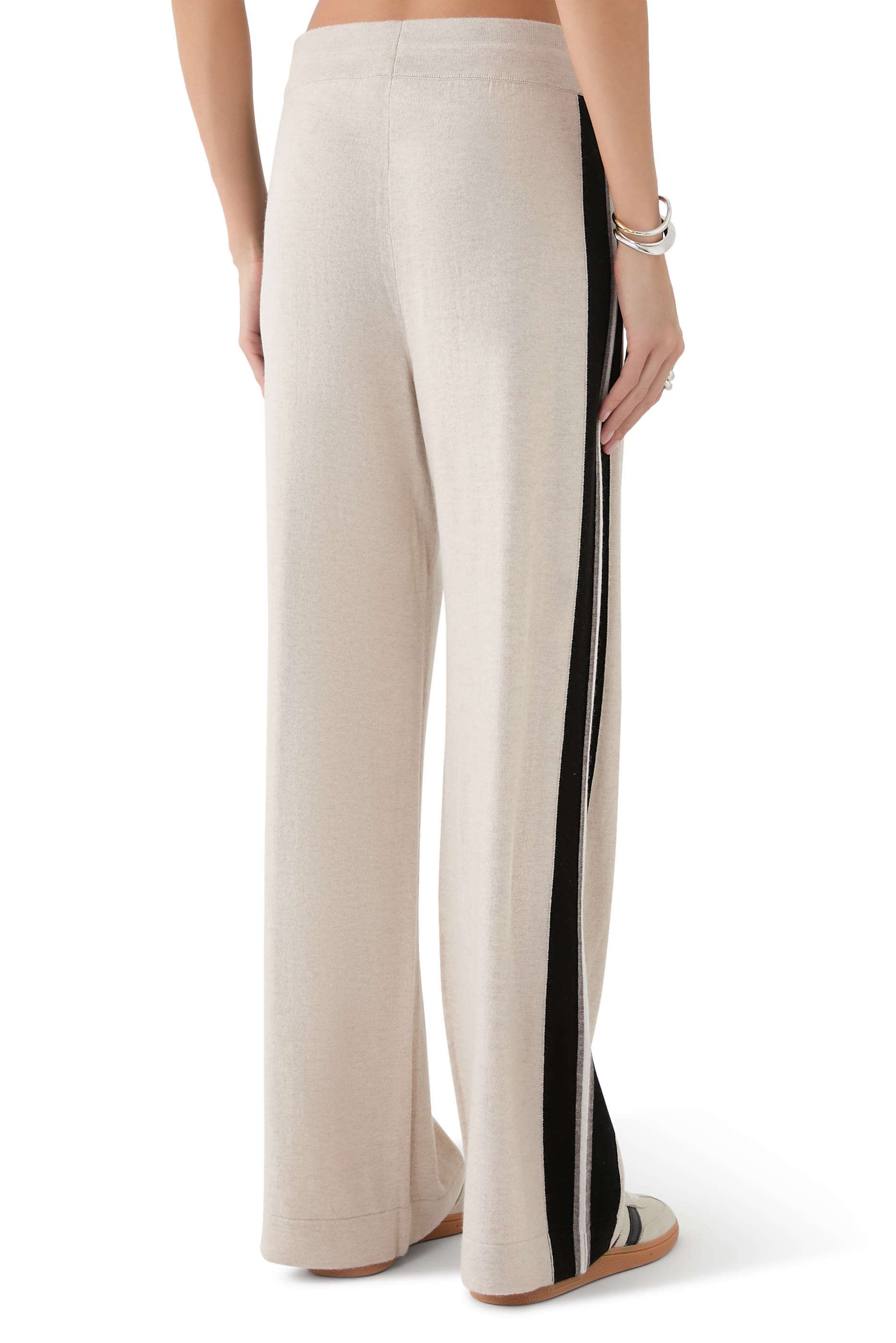 بنطال رياضي بقصة ساق واسعة بخطوط جانبية