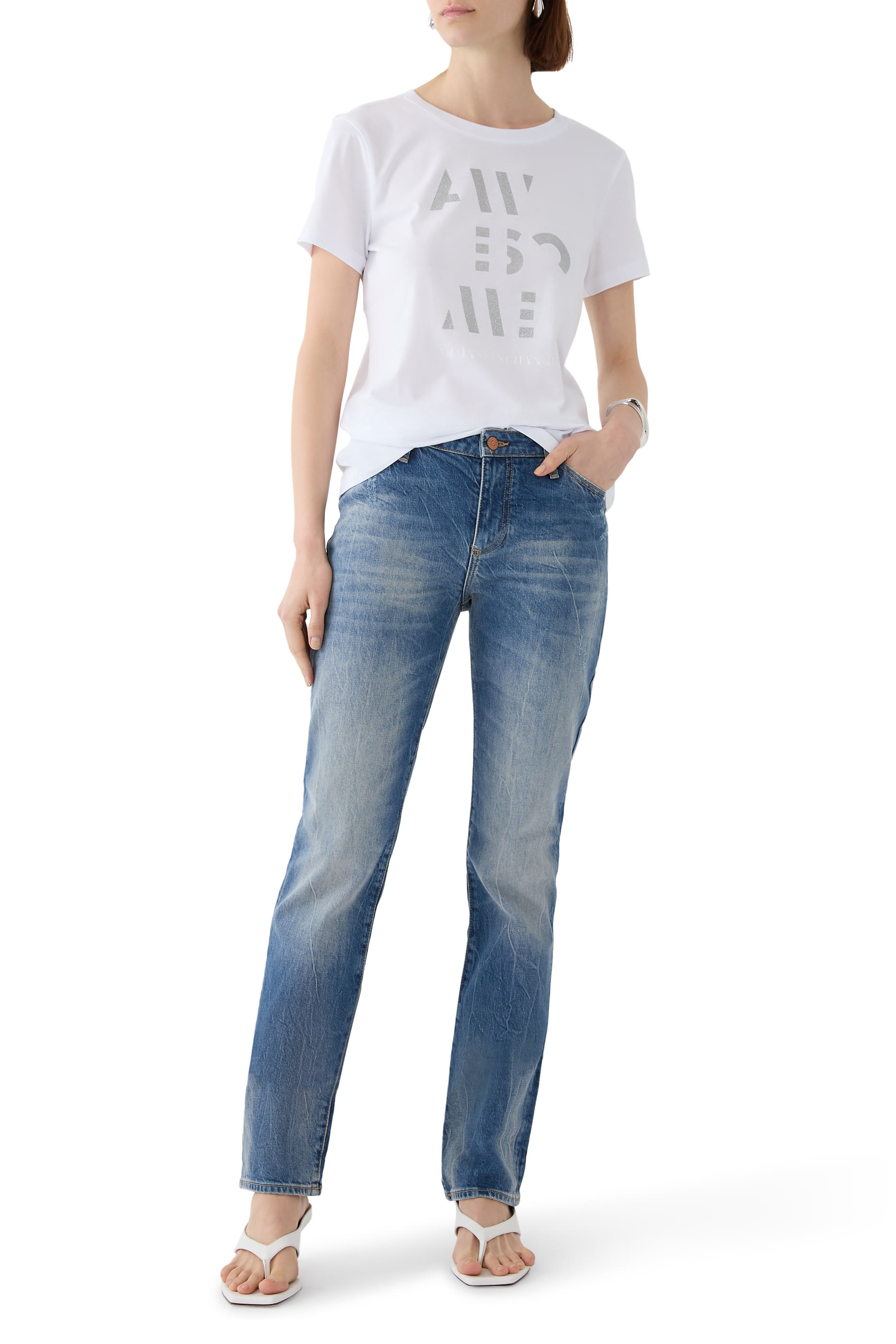 تيشيرت بأكمام قصيرة وشعار الماركة