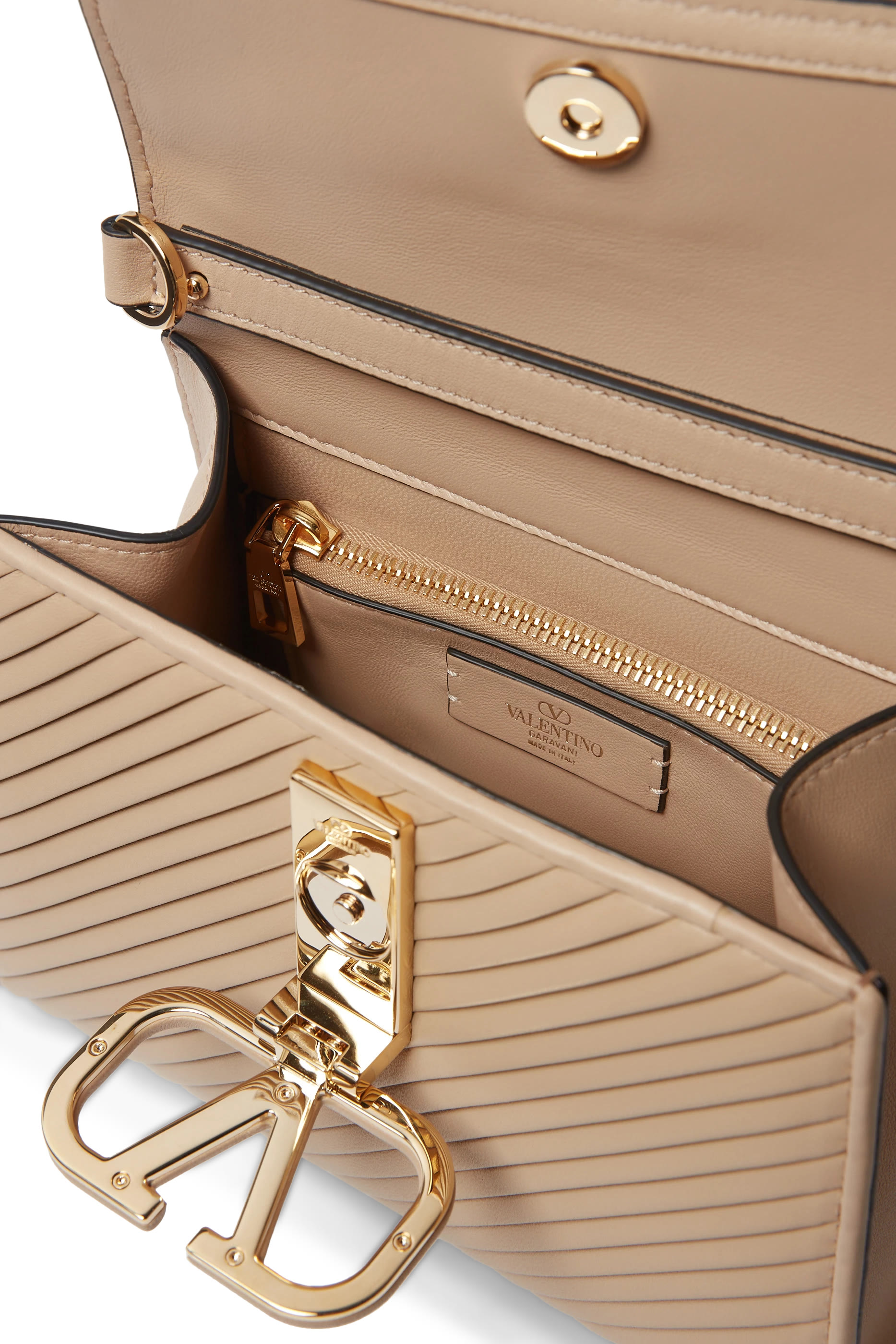 حقيبة يد صغيرة بشعار حرف الماركة