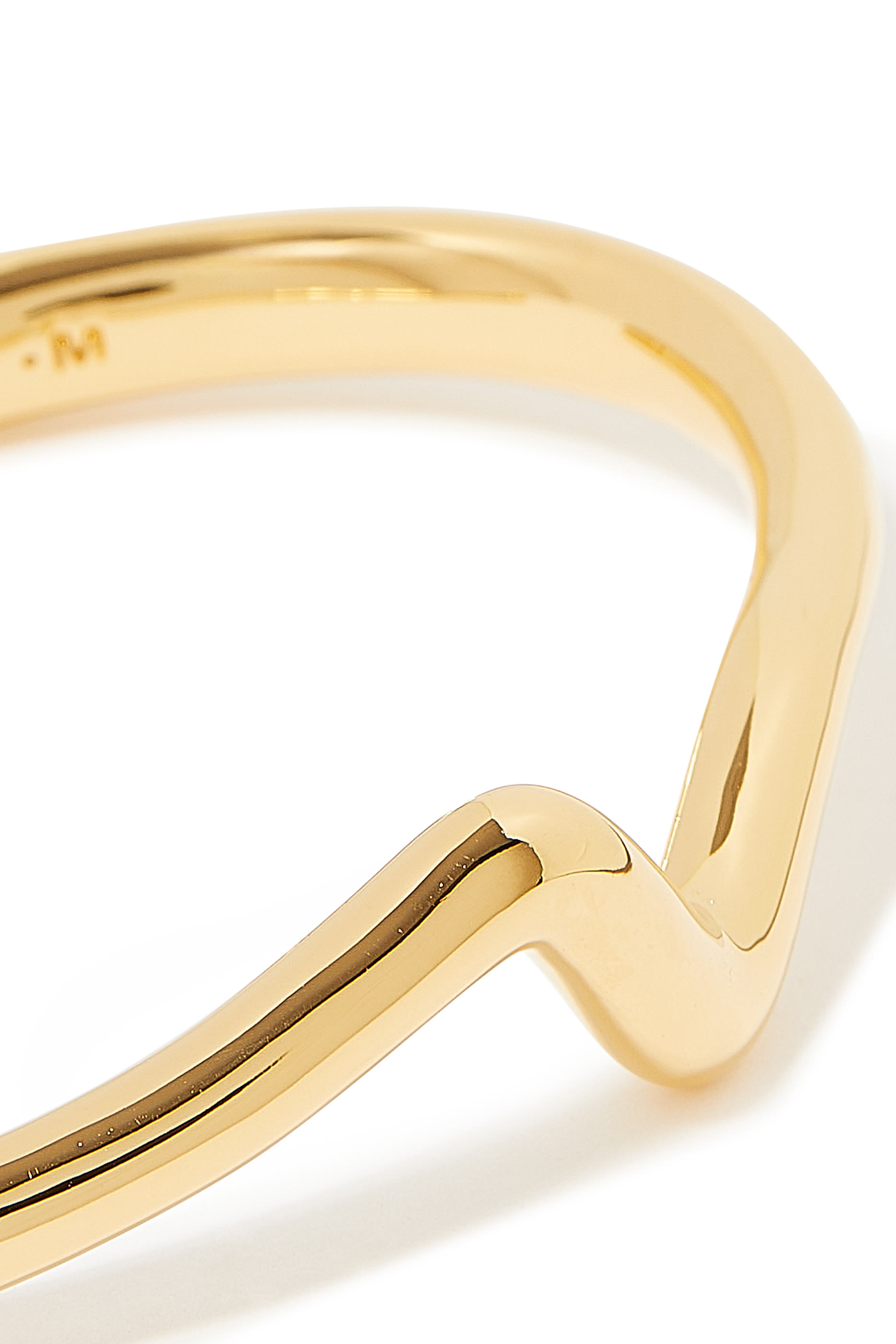 سوار مفتوح مولتون بتصميم مموج نحاس مطلي بذهب عيار 18 معاد تدويره