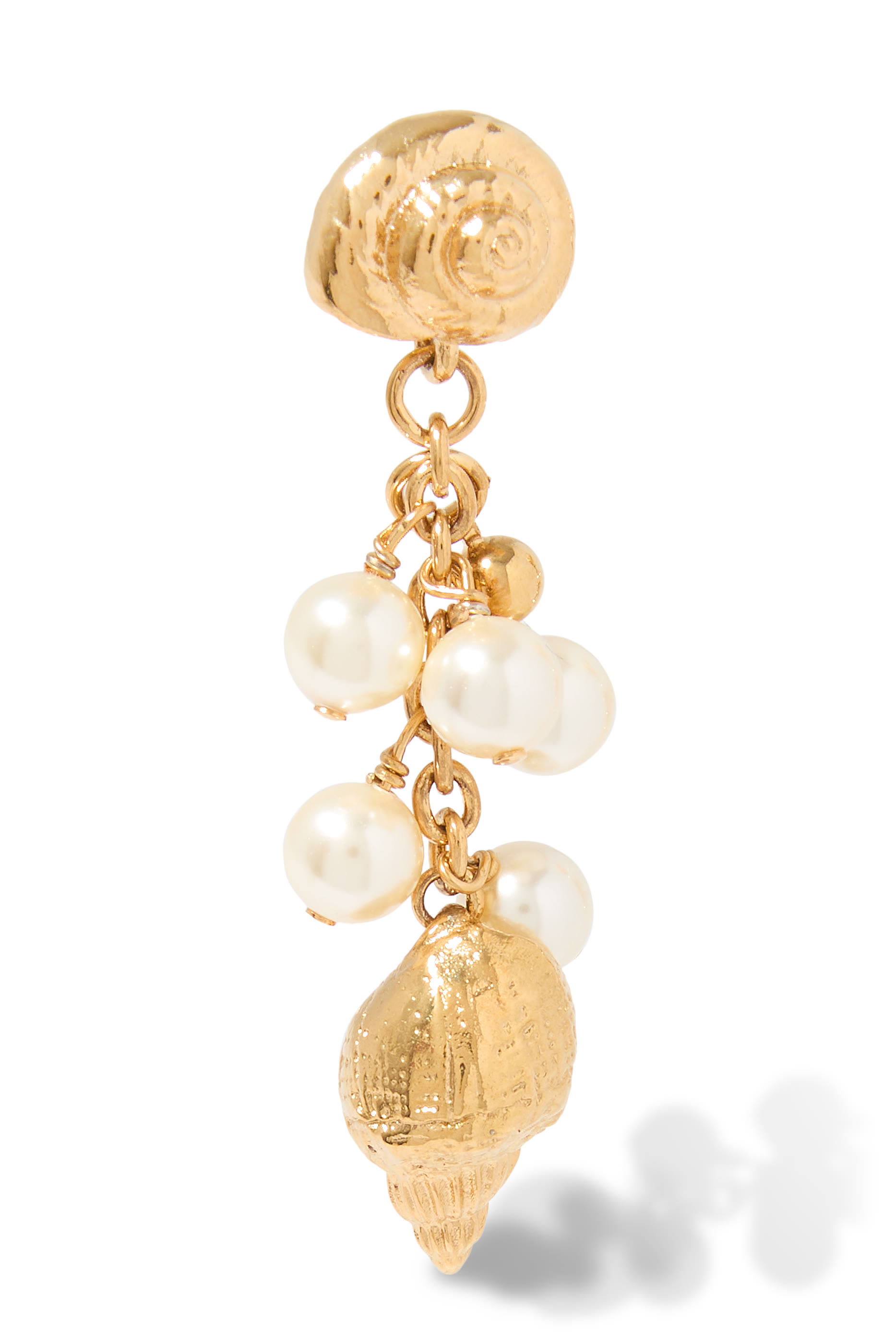 أقراط بتصميم صدفة