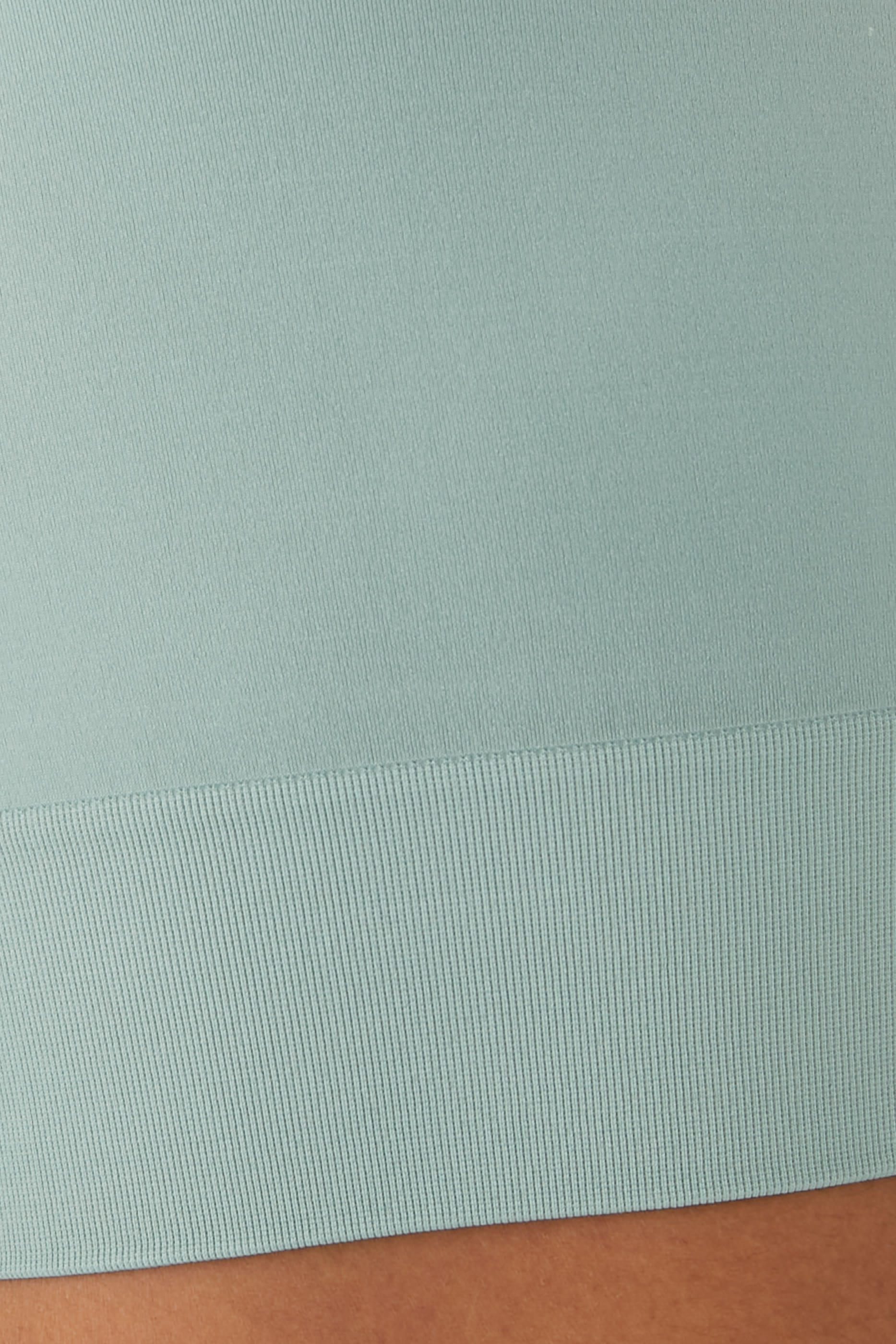 بلوزة قصيرة بأكمام طويلة