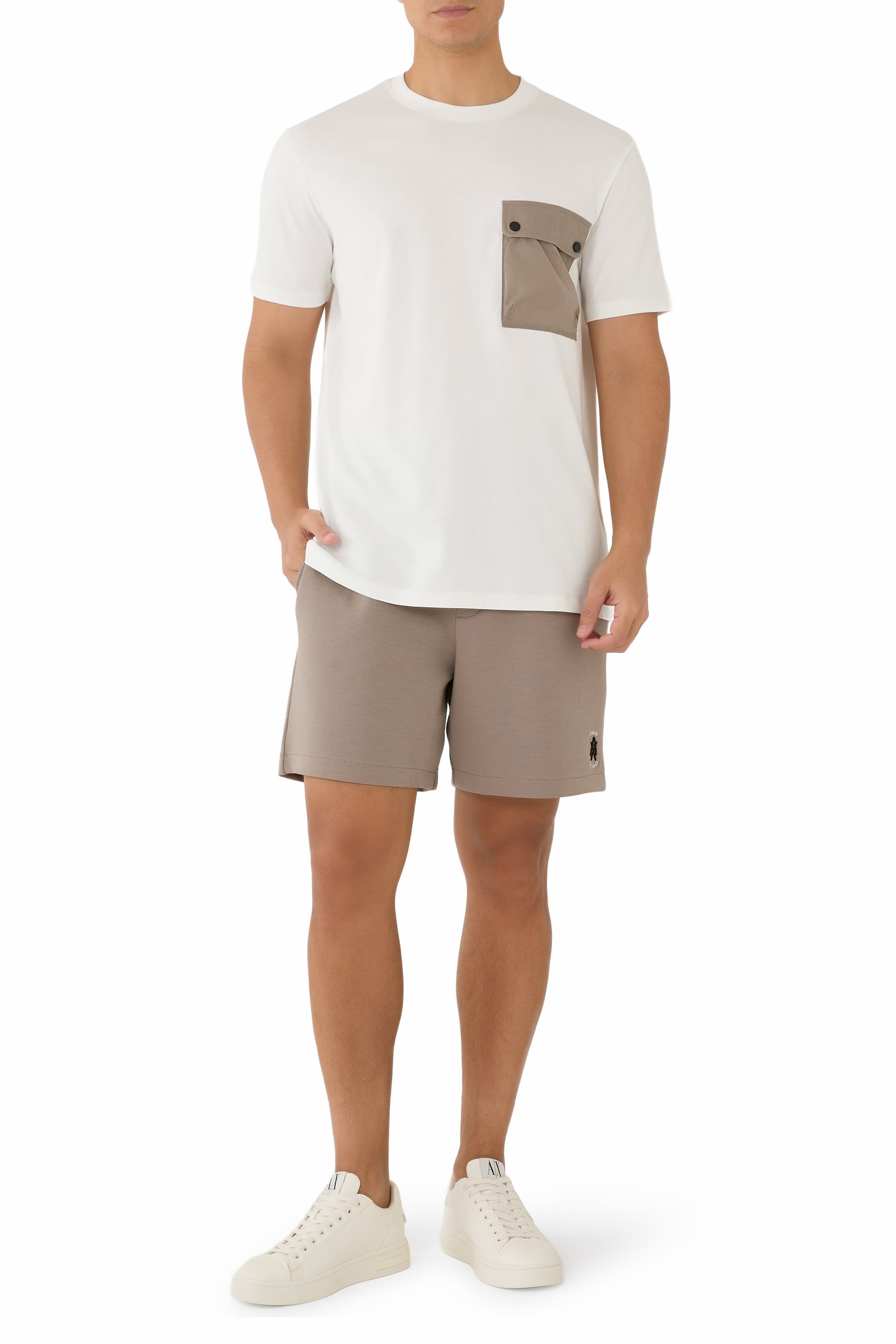 تيشيرت بجيب بشعار الماركة