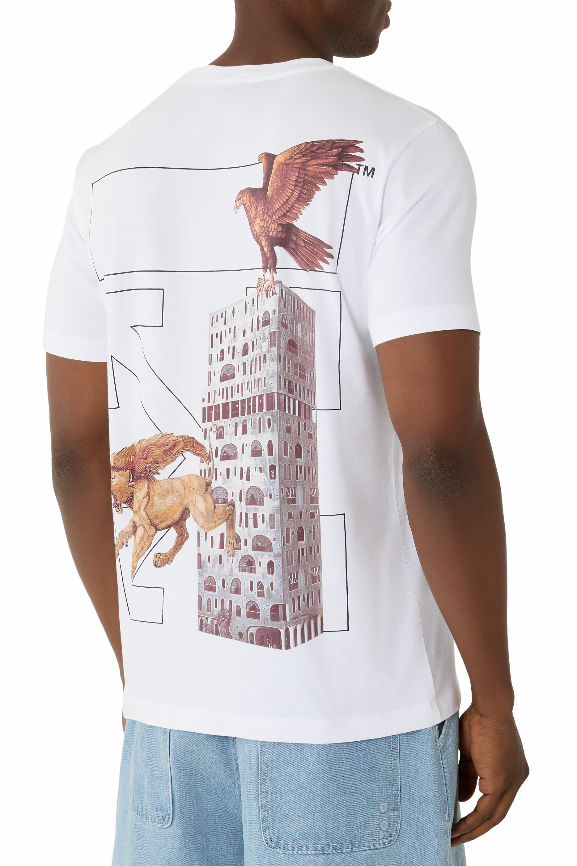 تيشيرت بقصة ضيقة وشعار الماركة مزين بطبعة مبنى وأسهم