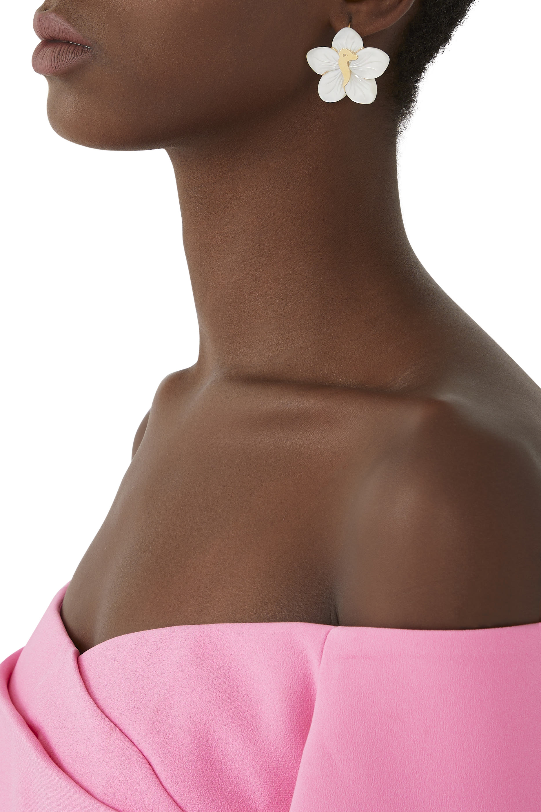 أقراط أولا بتصميم حرف "م" مرصعة بعرق اللؤلؤ ذهب أصفر عيار 18