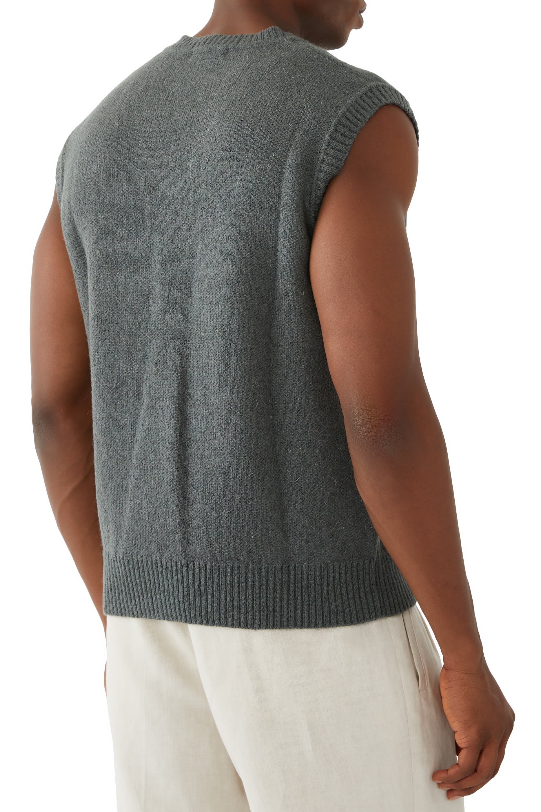 سترة بياقة على شكل حرف V بنقشة تصميم جرة يونانية