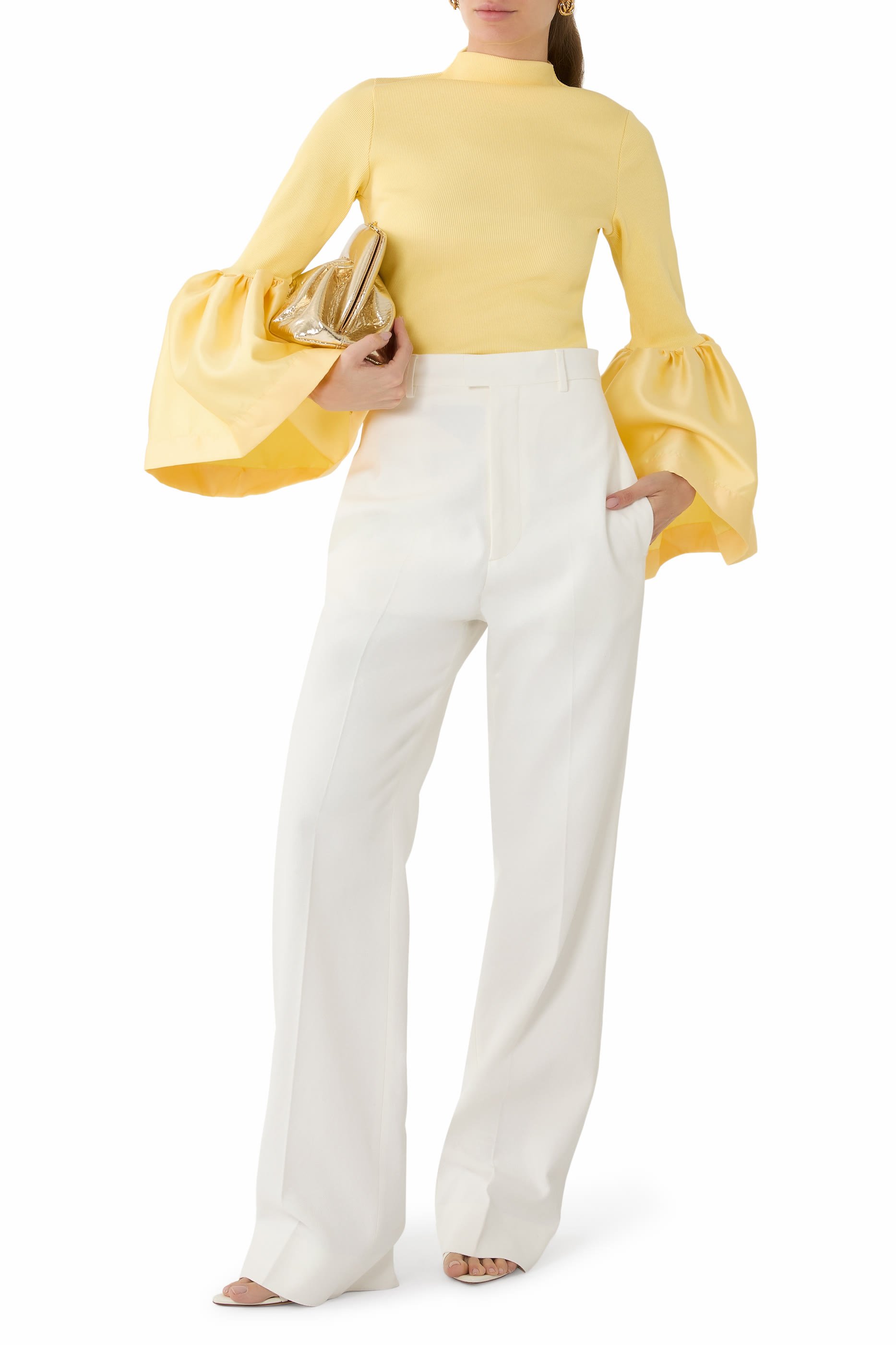 بلوزة بأكمام منفوخة وياقة عالية