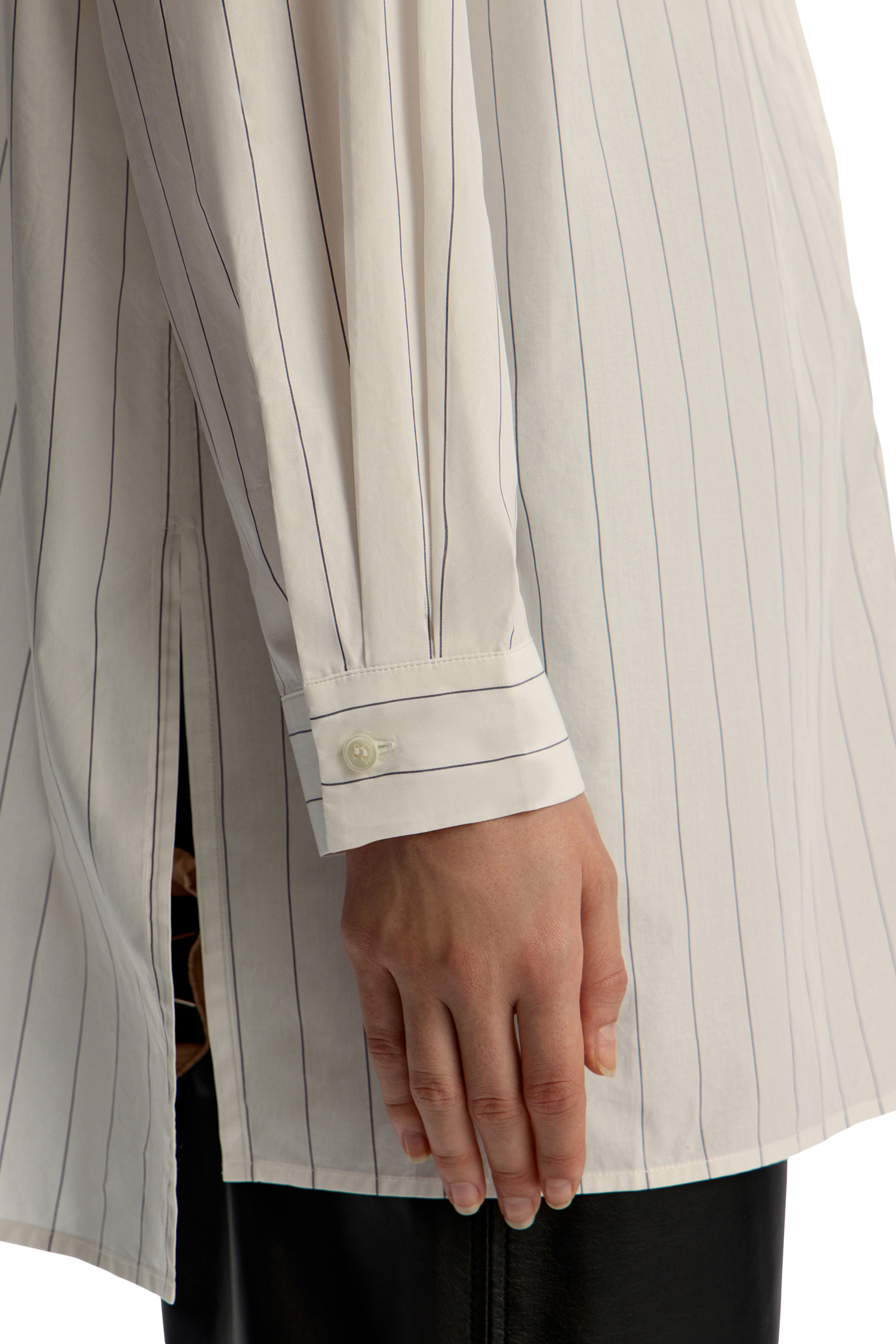 قميص مخطط بأكمام طويلة