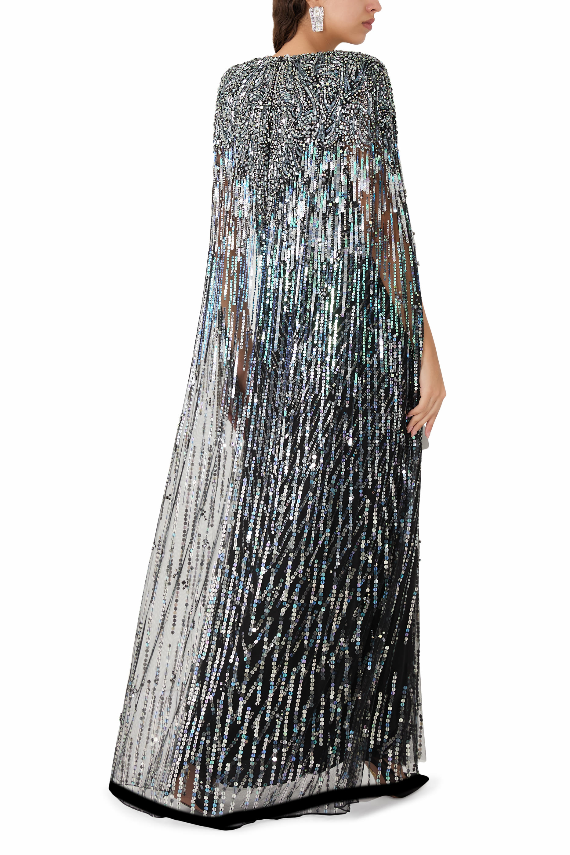 فستان سهرة مطرز بتصميم كاب تول