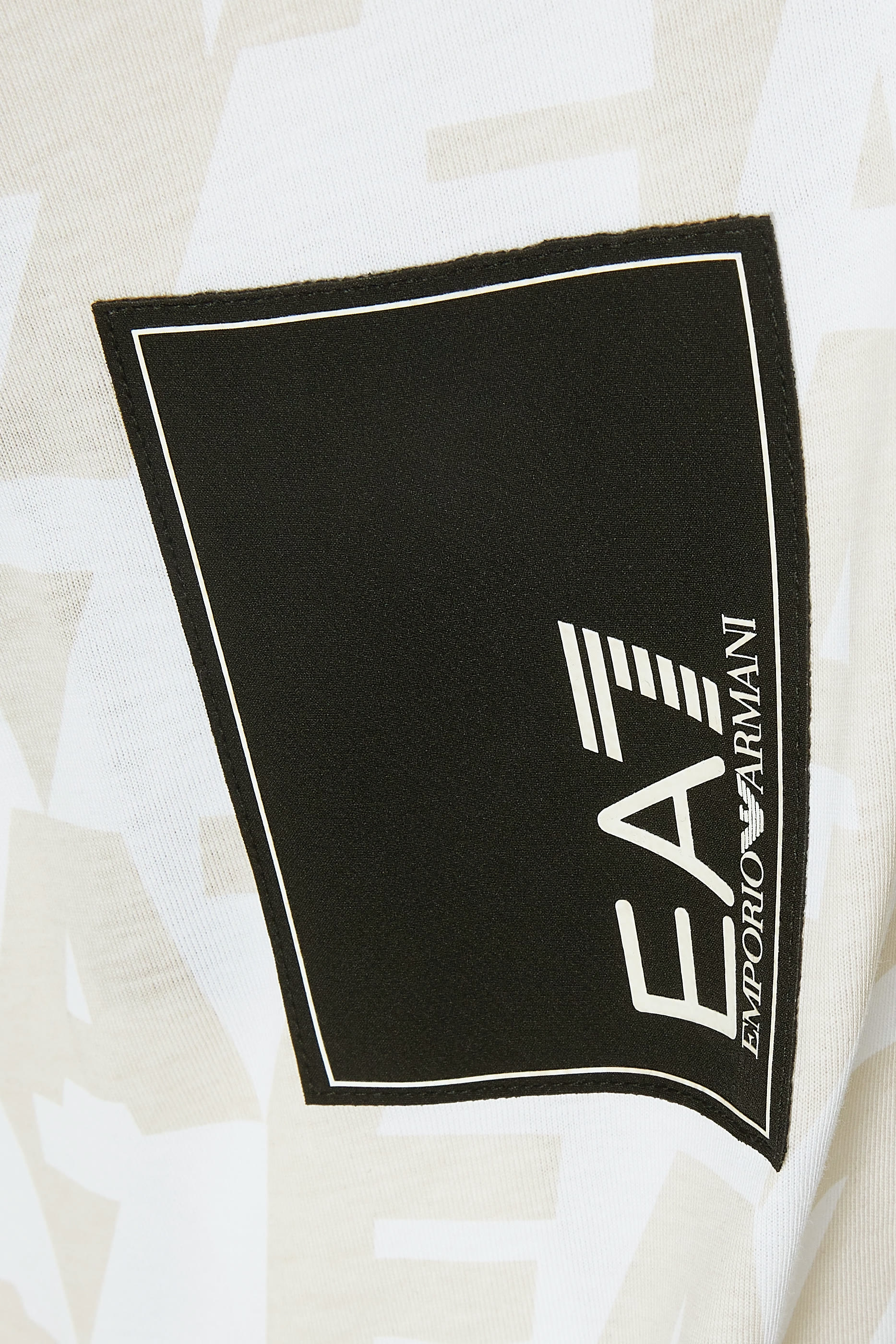 تيشيرت بشعار الماركة للأطفال