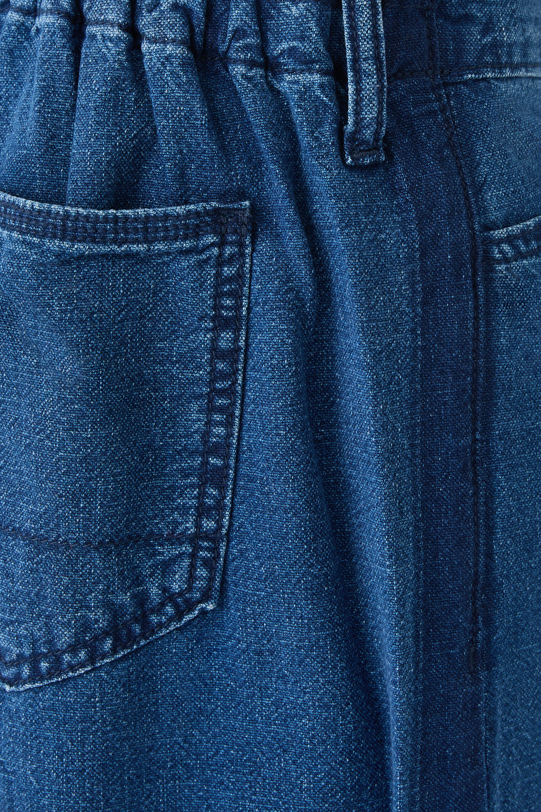 بنطال طويل بقصة ساق واسعة وخصر متوسط الارتفاع