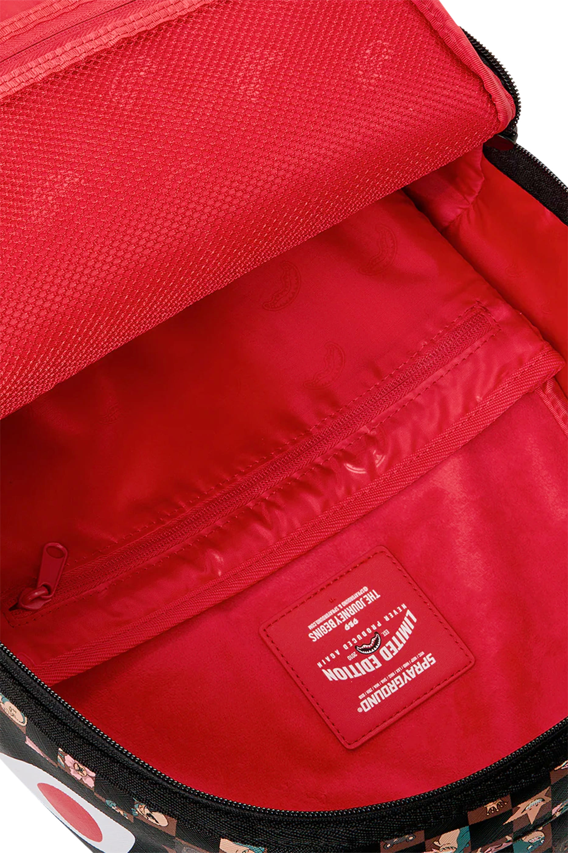 حقيبة ظهر دي ال اكس اس في بنقشة شخصيات متنوعة تختلس النظر للأطفال