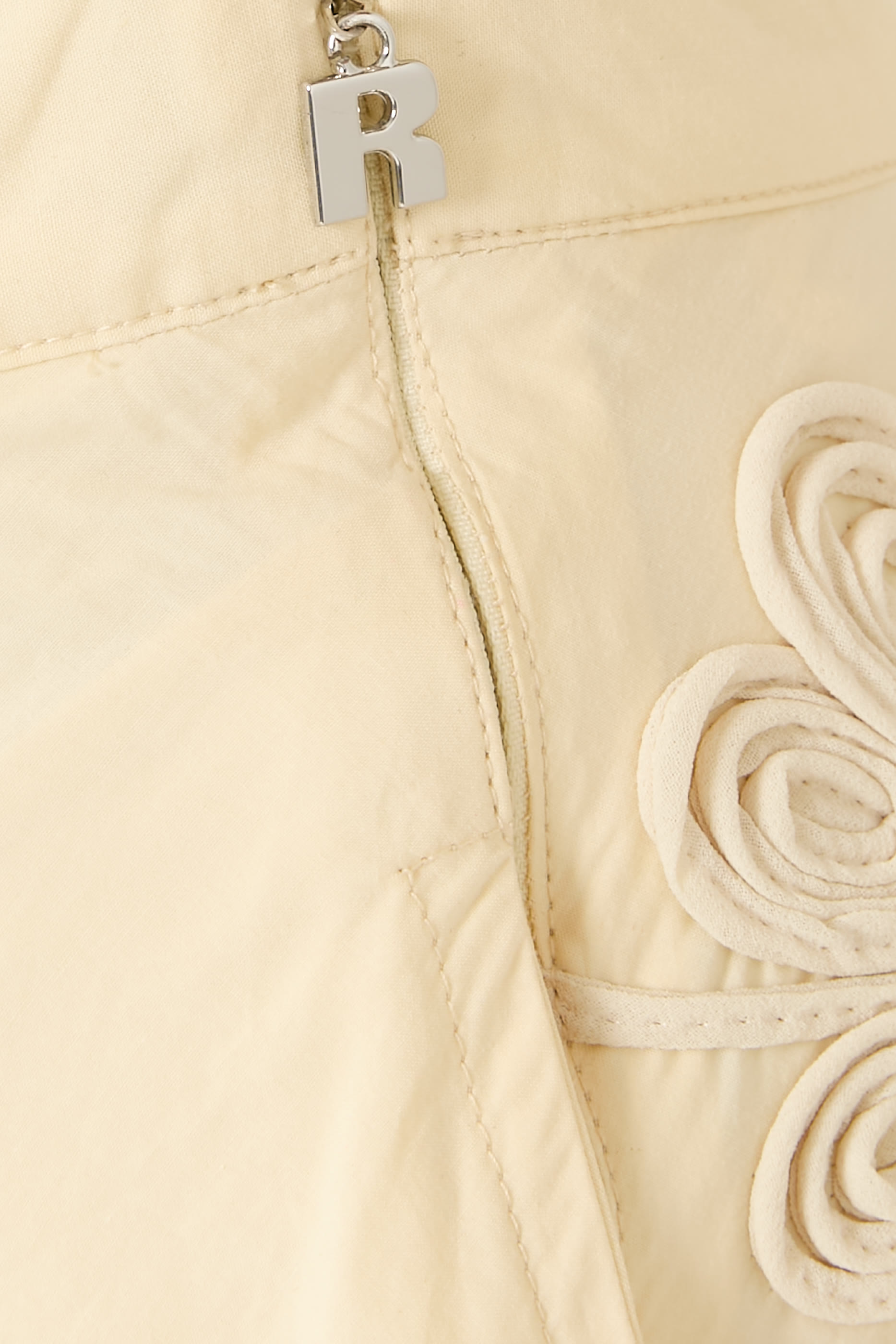 تنورة طويلة بتطريزات زهور